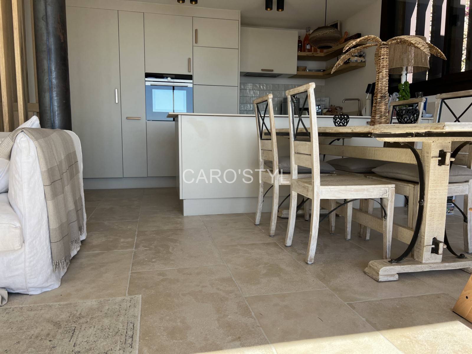 Dallage en pierre naturelle pour sol intérieur dans le Var