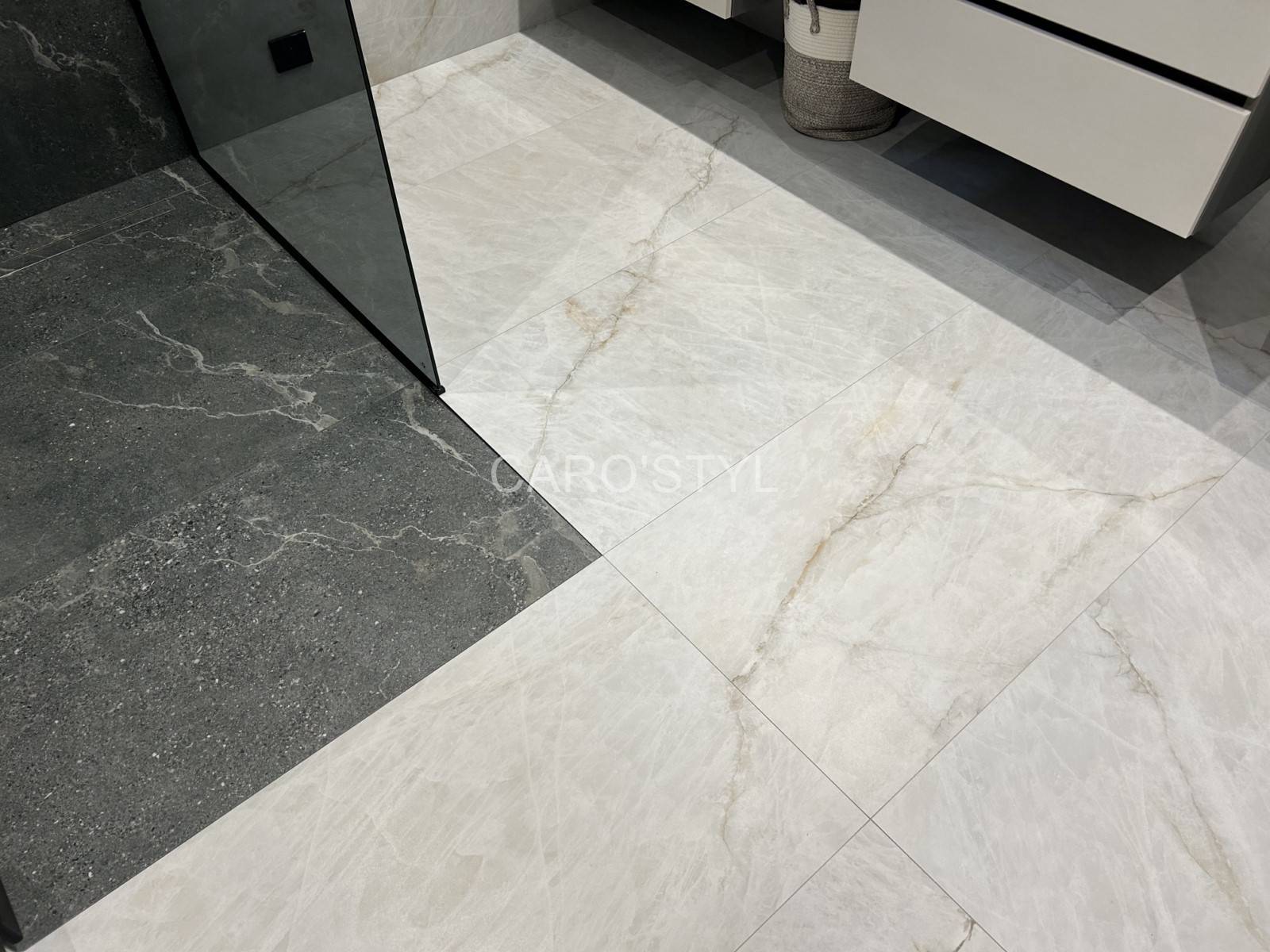 pose de carrelage AGRA WHITE en fond de douche à l’italienne finition douce et minérale