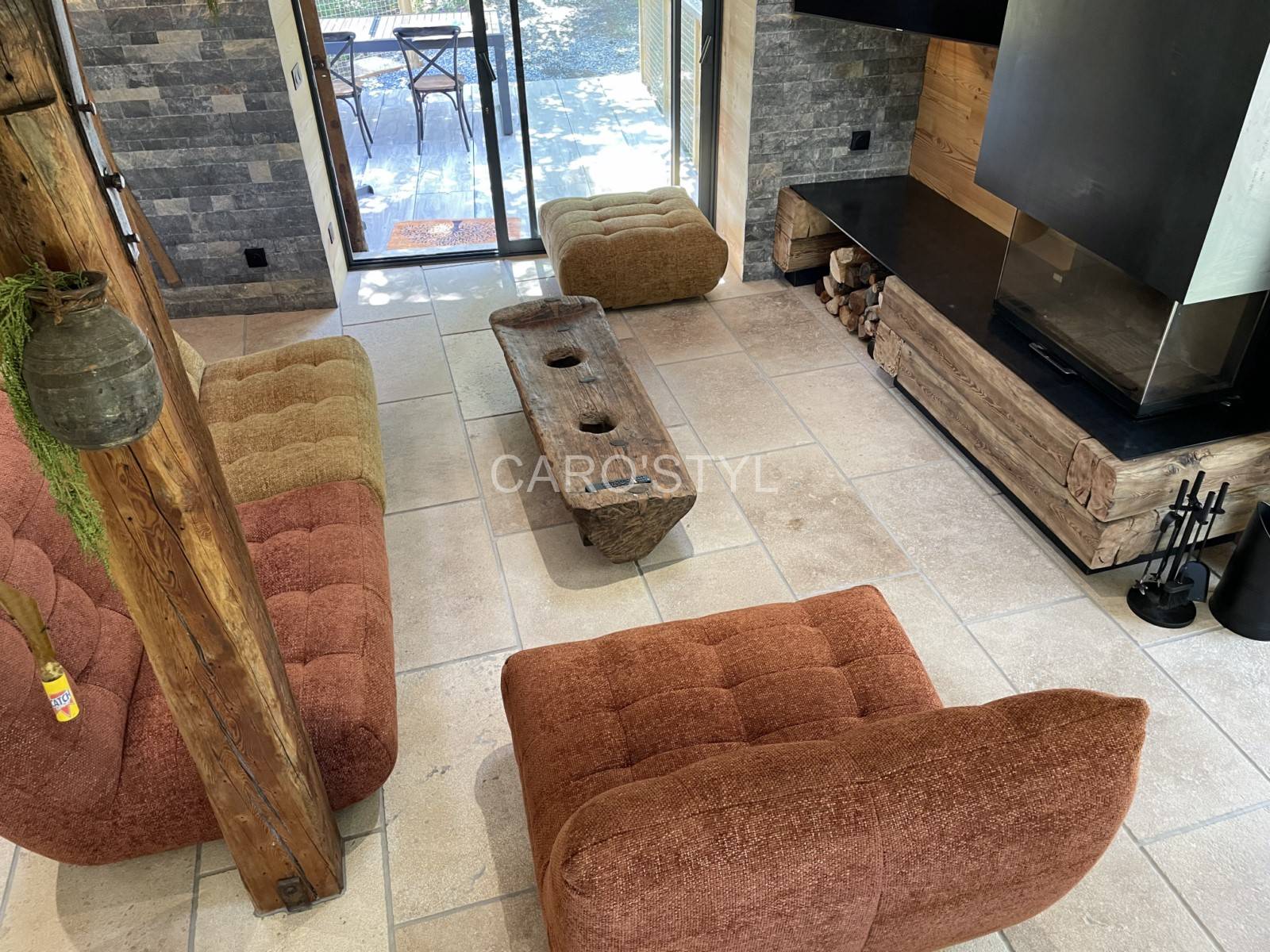 sol carrelé en pierre naturelle travertin Palatina disponible chez Caro’Styl à La Seyne-sur-Mer