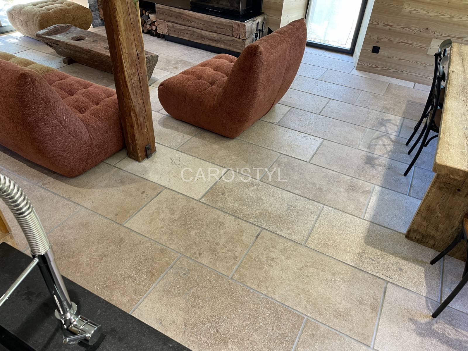 pose droite pierre travertin Palatina dans séjour lumineux effet pierre patinée naturelle