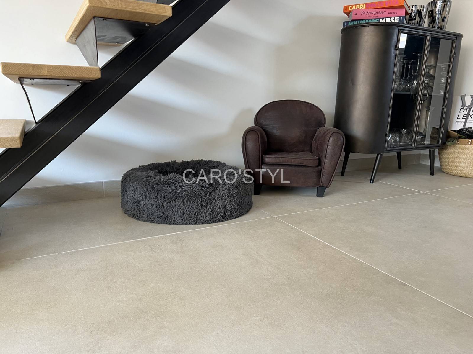 Carrelage format XL en grès cérame beige pour revêtement de sol intérieur dans le 83