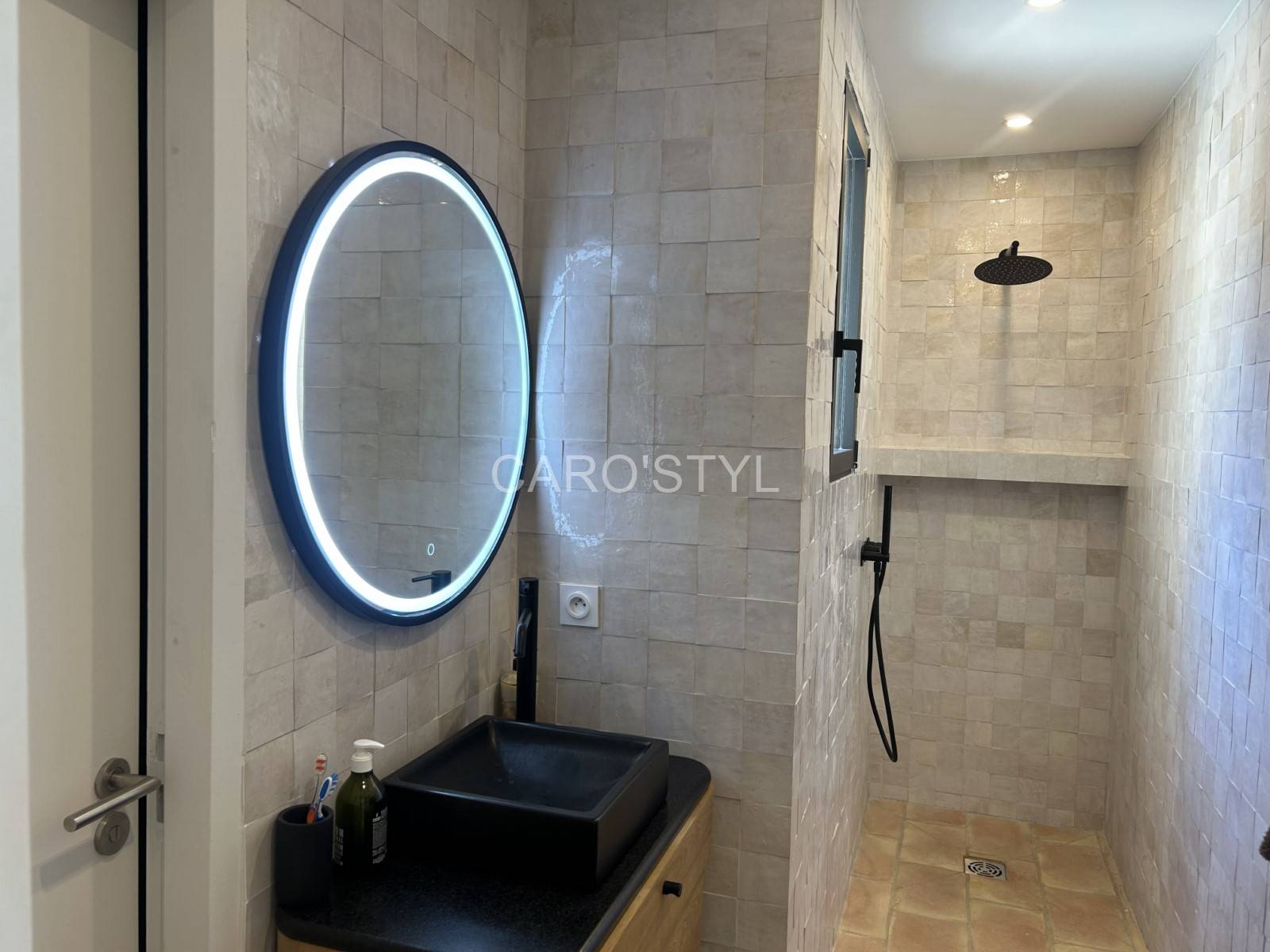 Salle de bain parée d'un revêtement mural en faïence dans le 83 