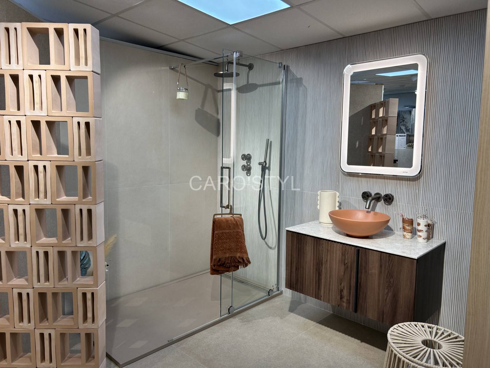 Rendu texturé du carrelage Sensi Florim dans une salle de bain à Sanary-sur-Mer, ambiance minérale épurée.