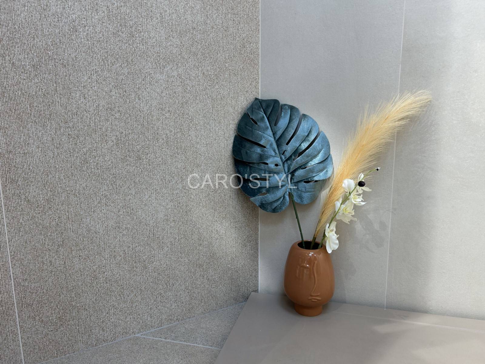 Jeux de lumière sur le carrelage texturé Sensi installé à Aubagne, dans une pièce d’eau haut de gamme.