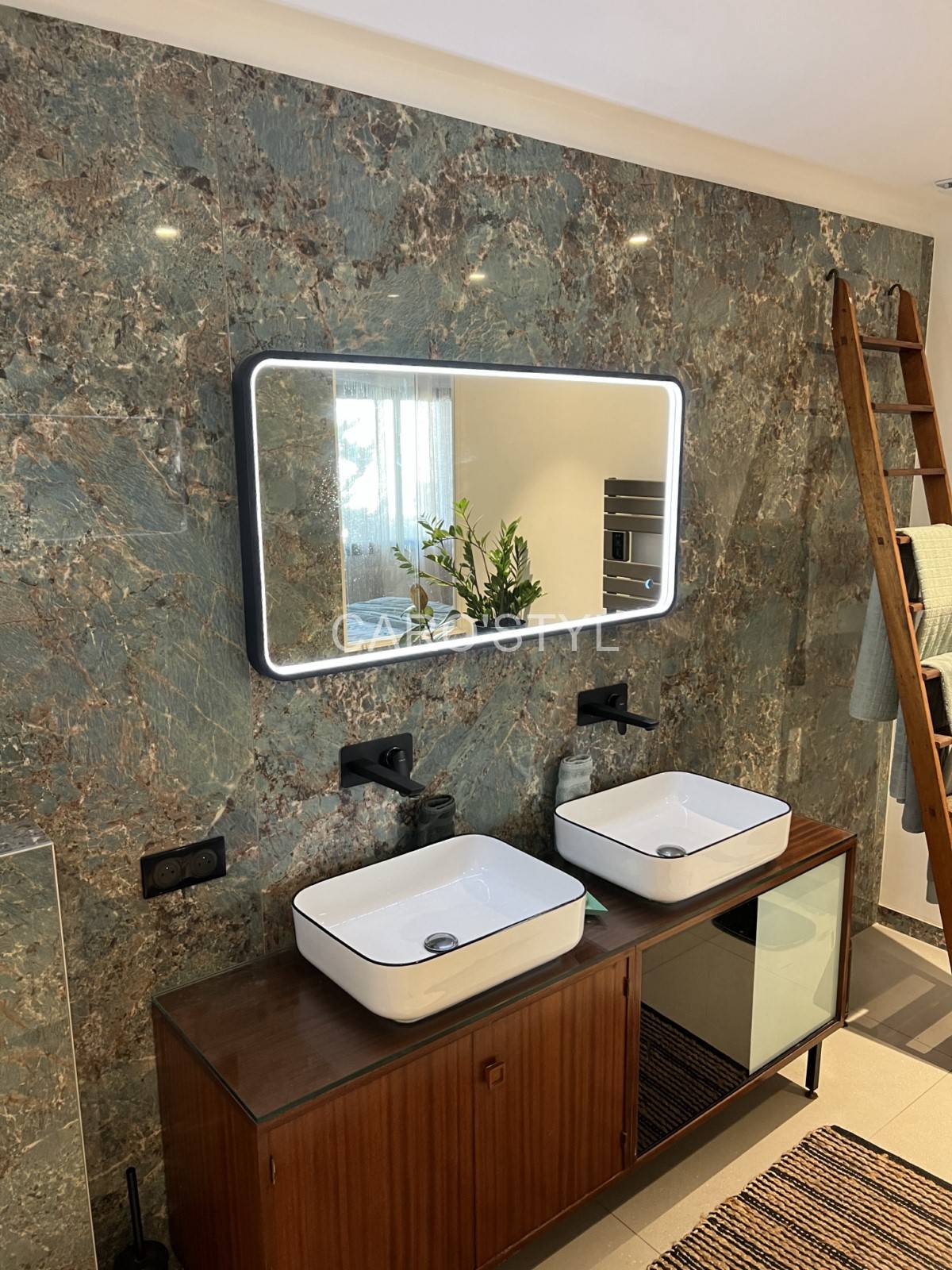 Orner sa salle d'eau de plaques murales grande dimension effet marbre dans le 83