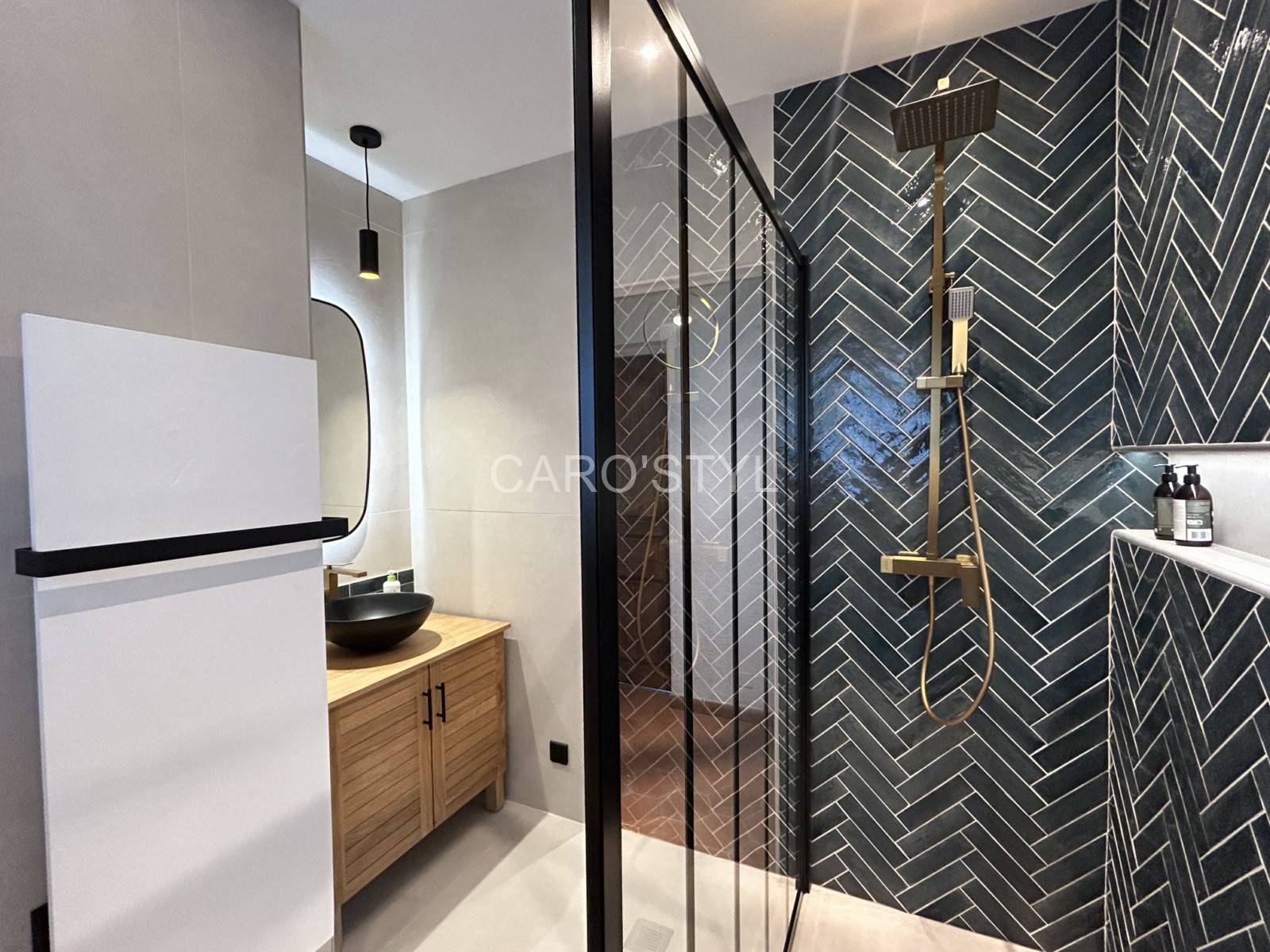 Paroi de douche effet verrière pour une cabine de douche minimaliste et tendance dans le 83