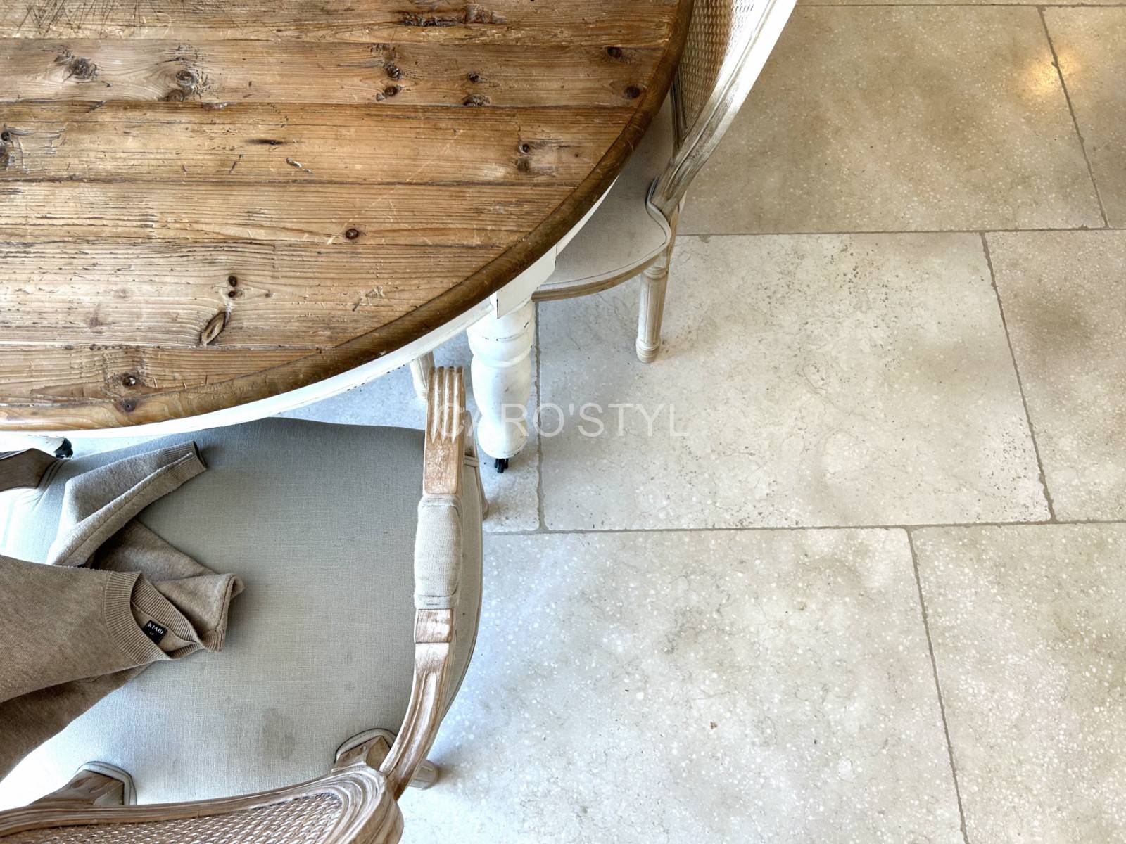 Focalisation sur la jonction parfaite entre le carrelage Sangis Blanche et les meubles intégrés d’un espace salle à manger design.