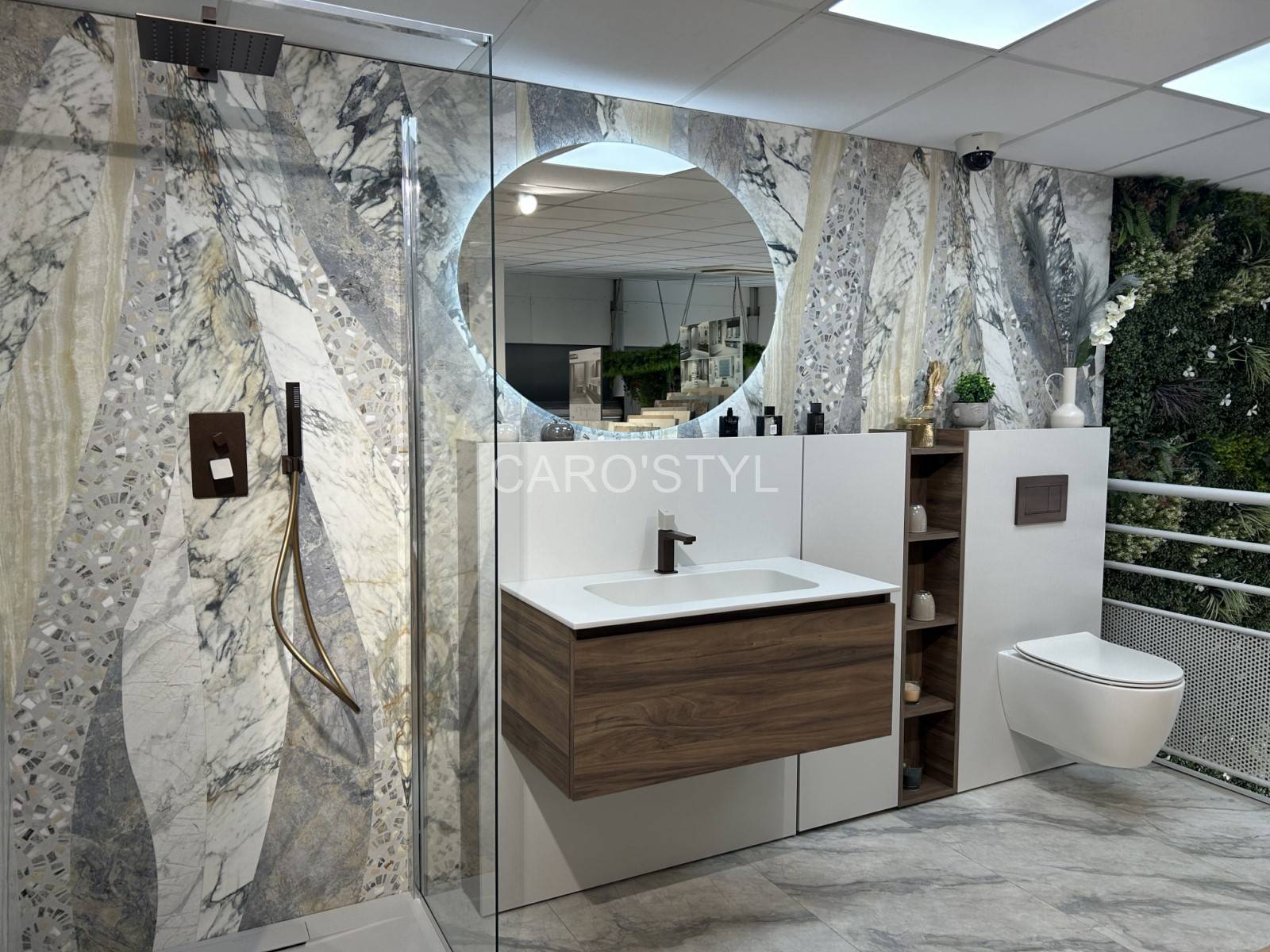 Salle de bain en carrelage MARMORIA à Toulon, ambiance marbre clair et robinetterie noire mate.