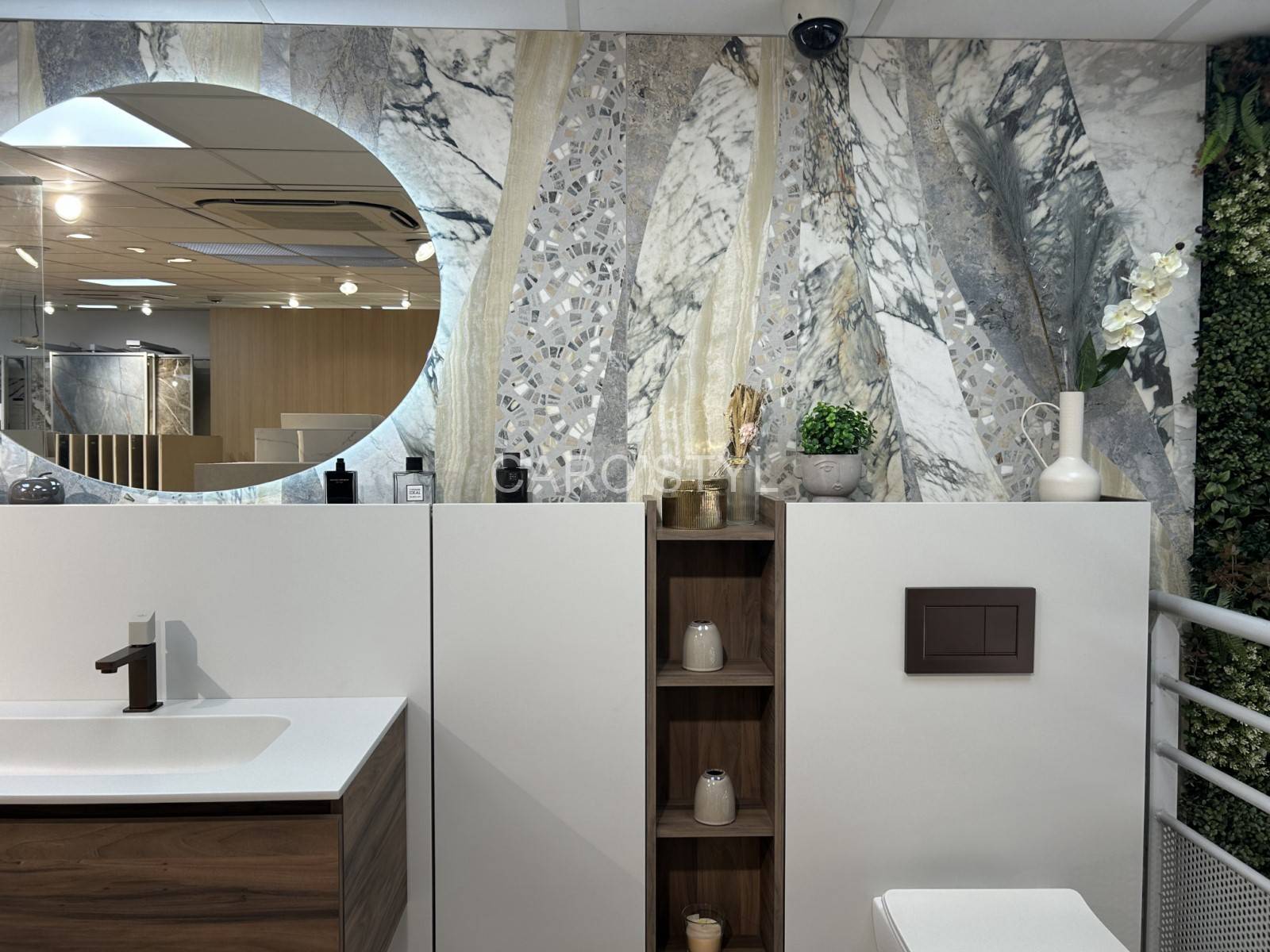 Douche moderne à Bandol, revêtement Marble Edition Invisible Grey, style hôtel haut de gamme.