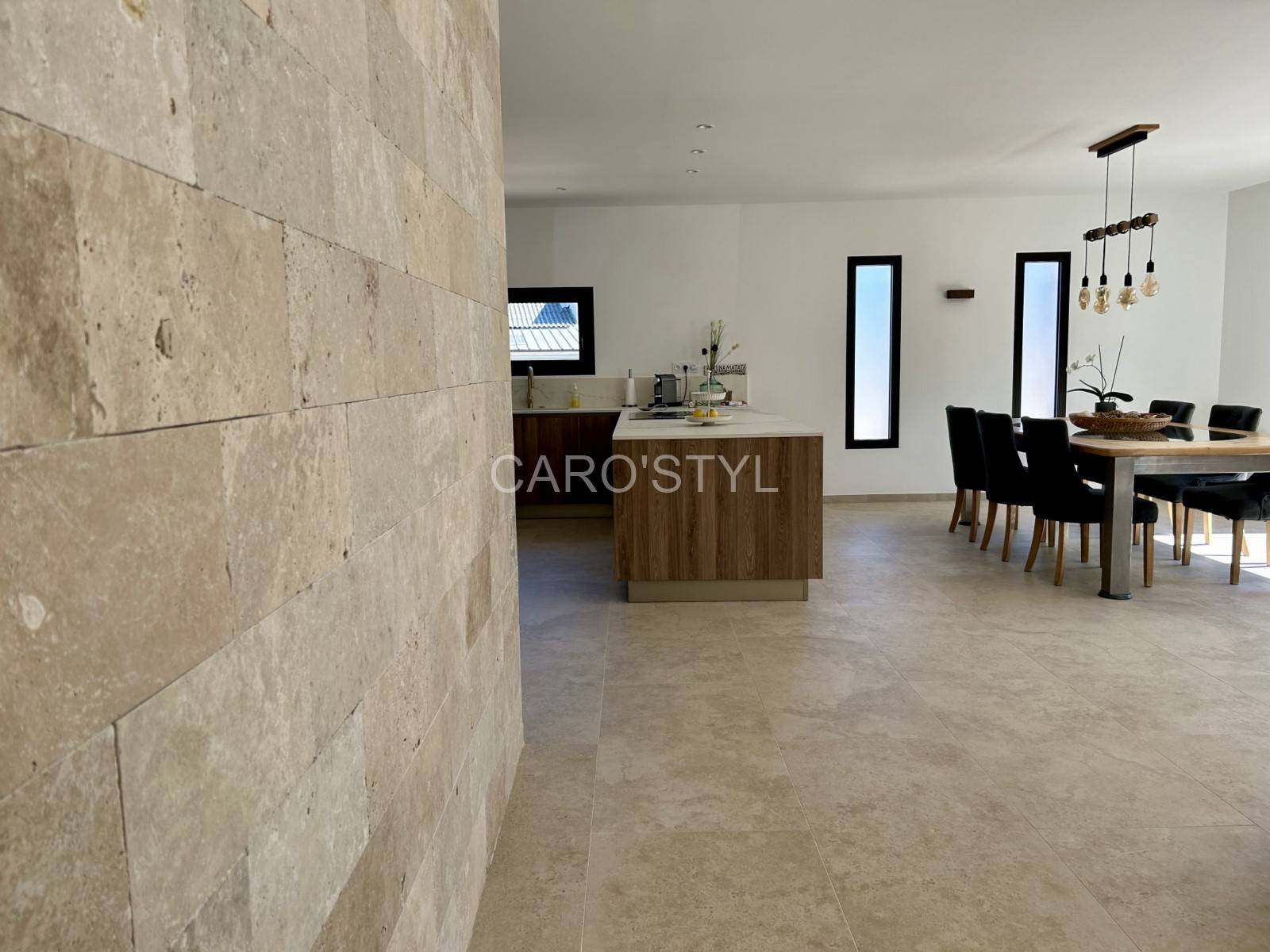 salon avec carrelage Vitacer Hayden Bone à Toulon