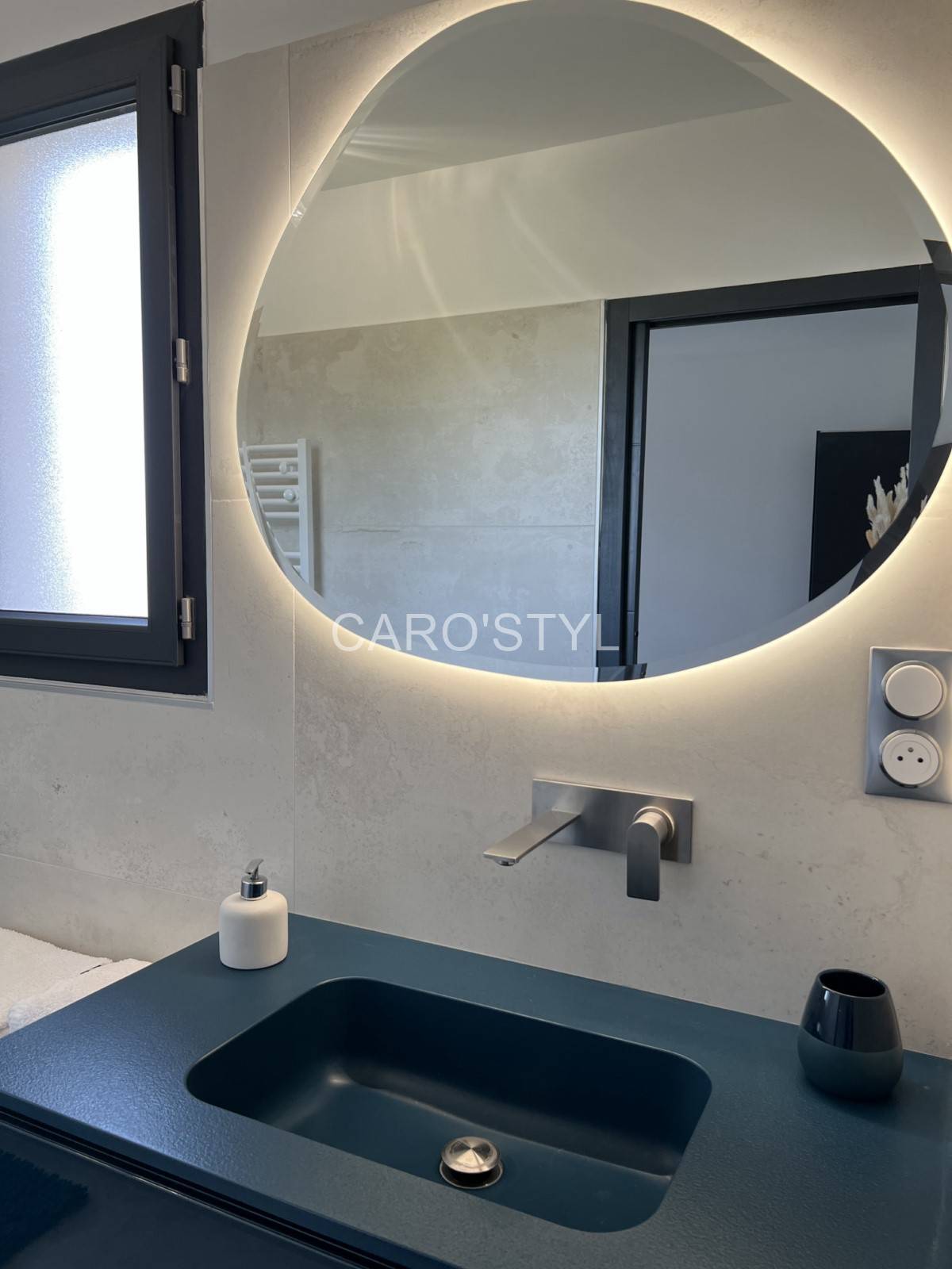 Carreaux grand format au charme métallique pour sols et murs dans le Var