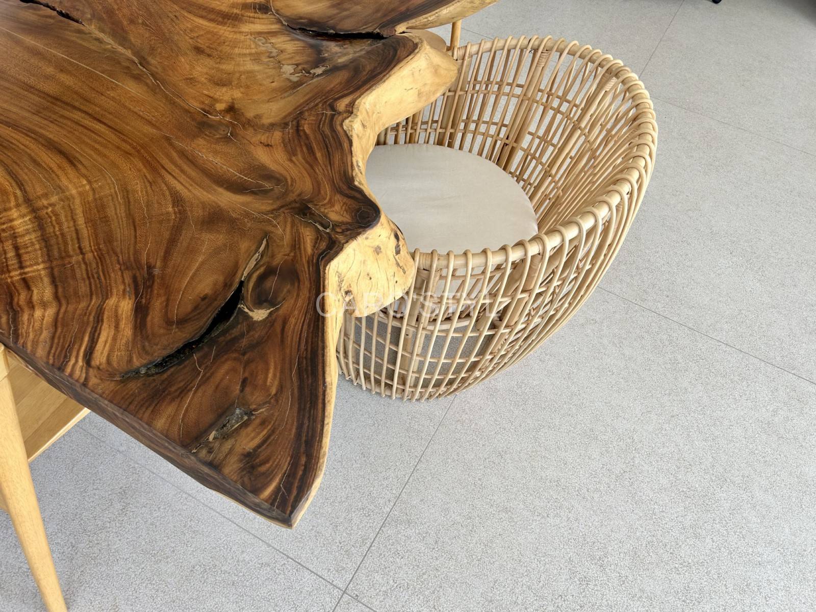 Cuisine carrelée avec un sol en grès cérame et aménagée avec un table en bois provennat de Bali dans le 83 