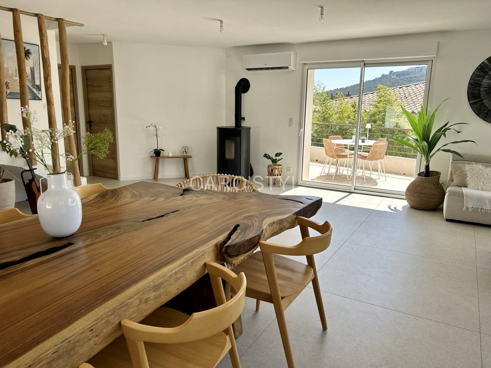 Cuisine ouverte et carrelée avec la collection de carrelages Florim Sensi White dans le 83 