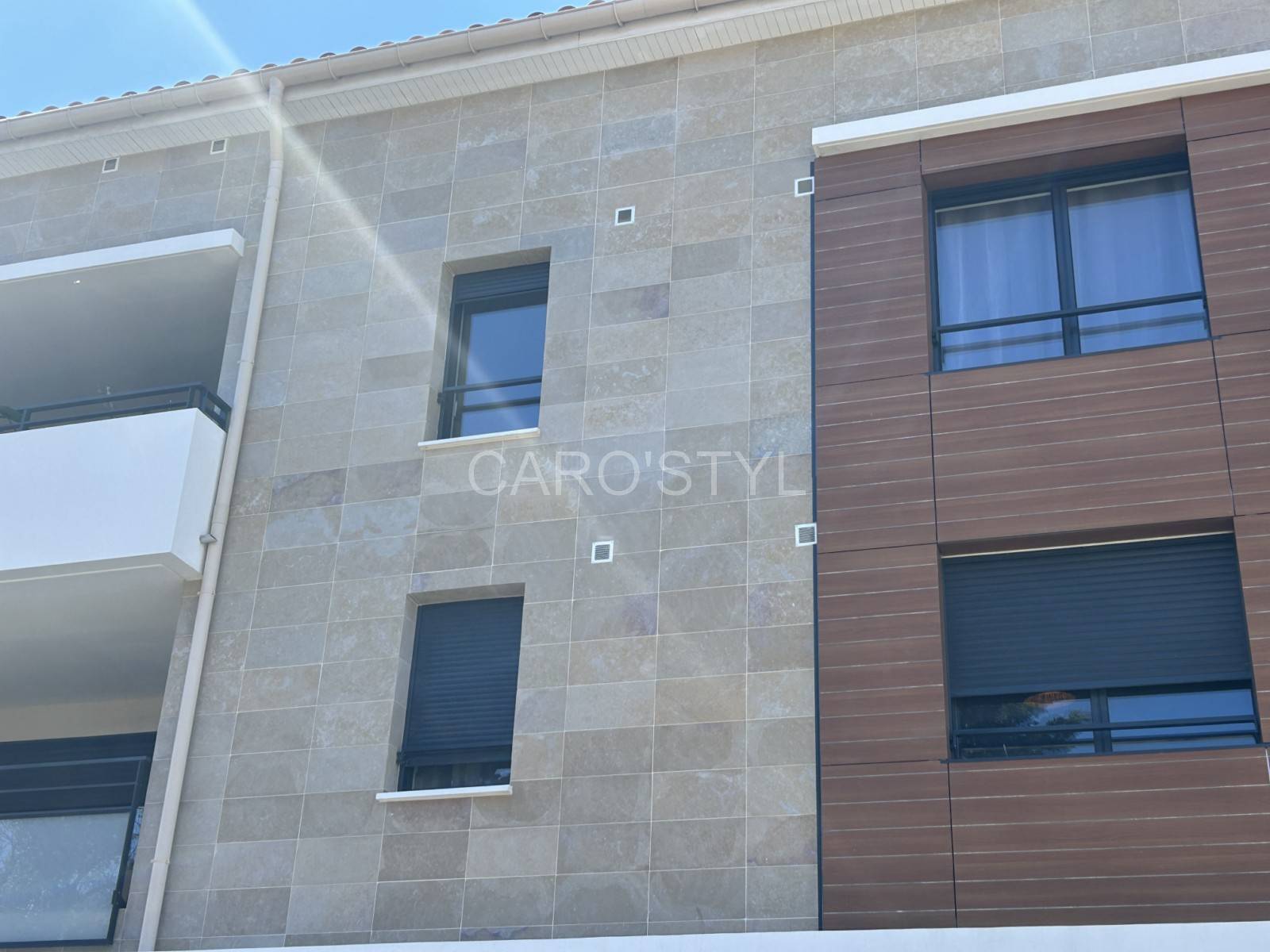 Façade immeuble à Marseille en pierre naturelle beige Ciena flammée format 30x60 cm.