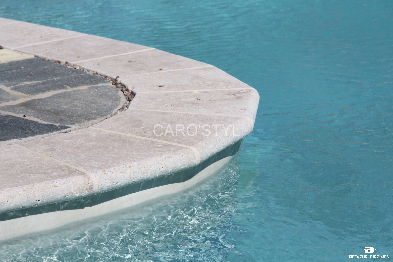 Margelle de piscine en travertin chant demi-rond à Toulon 83 Var
