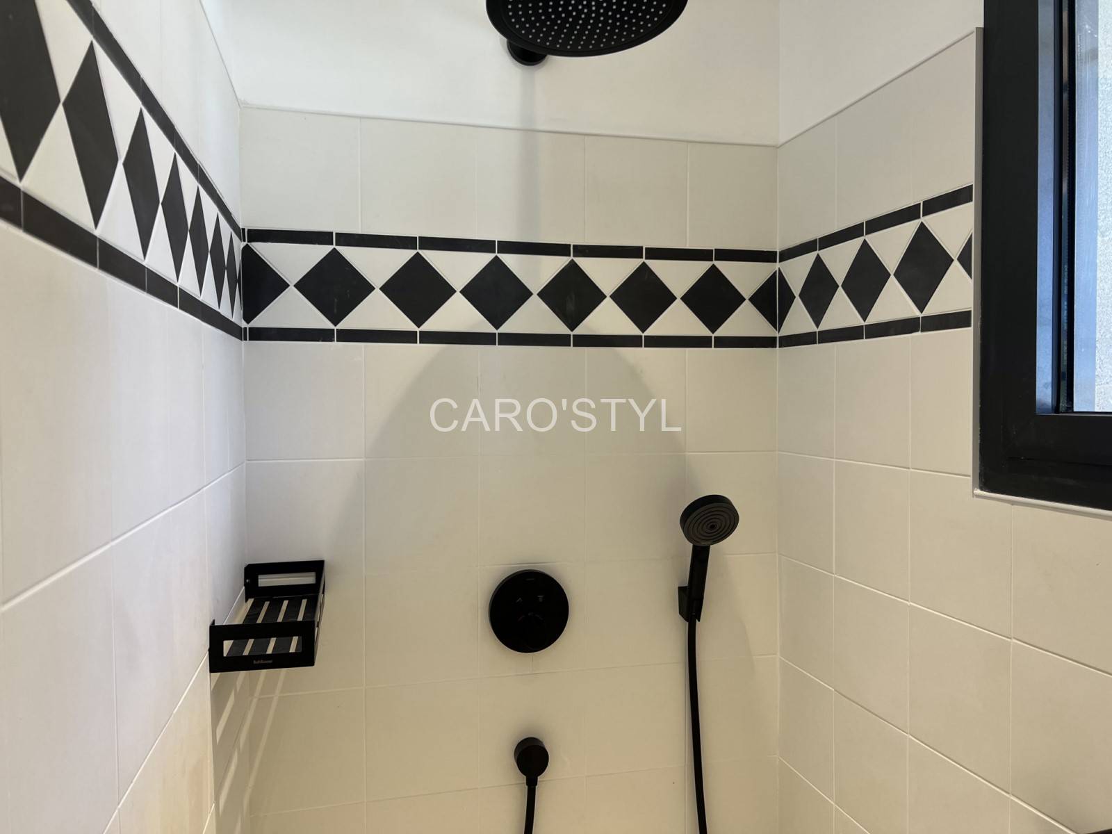 Faïence CESI octogone noir et blanc pour salle de bain à Hyères