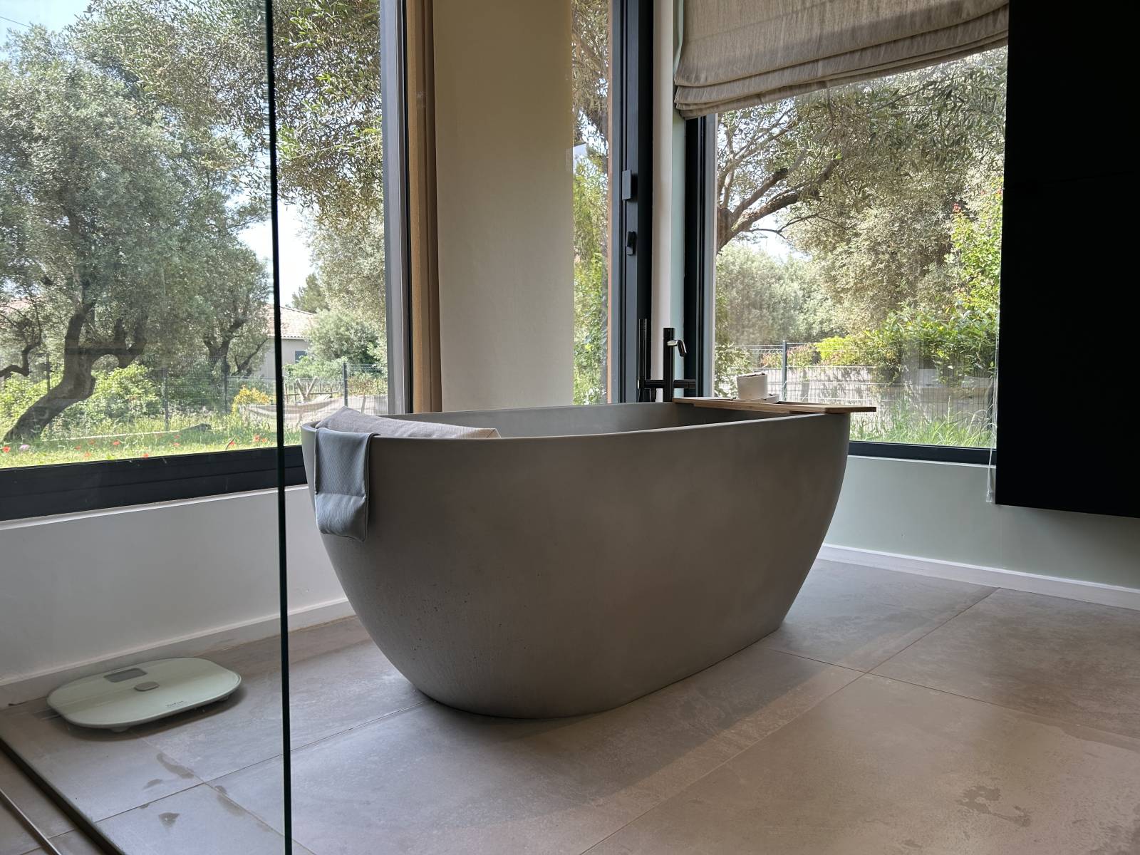 vasques à poser en béton gris Detremmerie avec baignoire îlot assortie ambiance spa zen