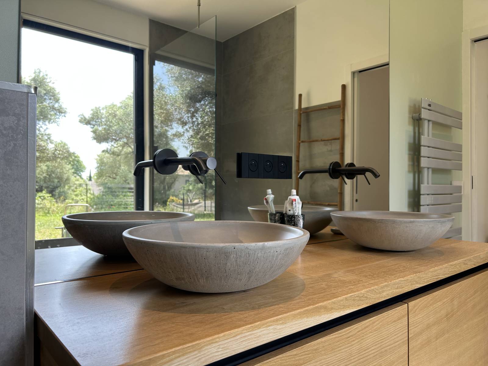 ensemble baignoire et vasques Detremmerie finition mate style minimaliste intérieur contemporain