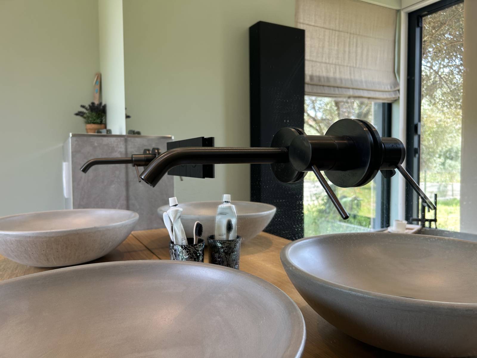 salle de bain moderne baignoire grise vasques assorties béton design contemporain