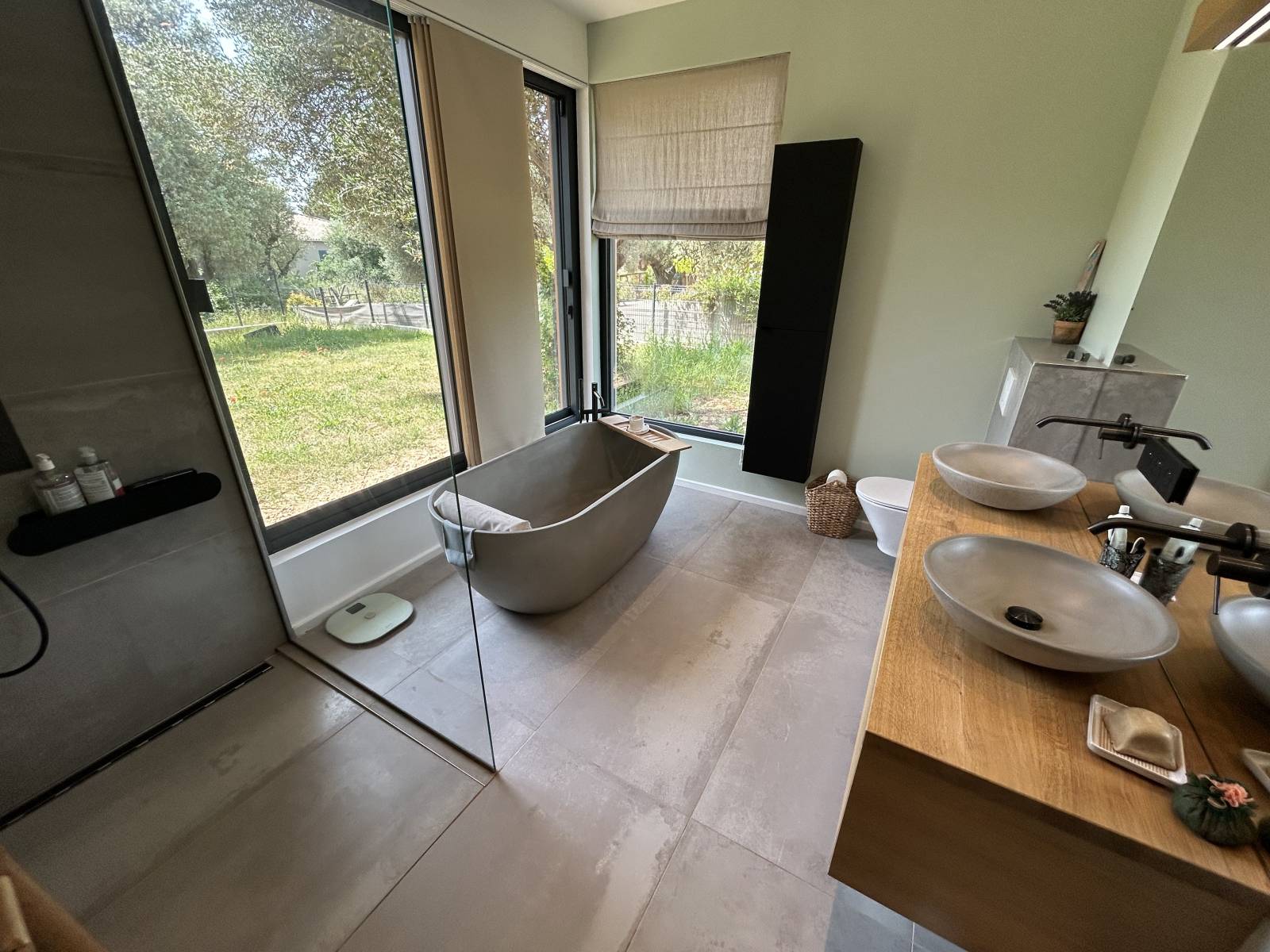 Des bords parfaitement droits pour une pose soignée et contemporaine, au mur comme au sol.