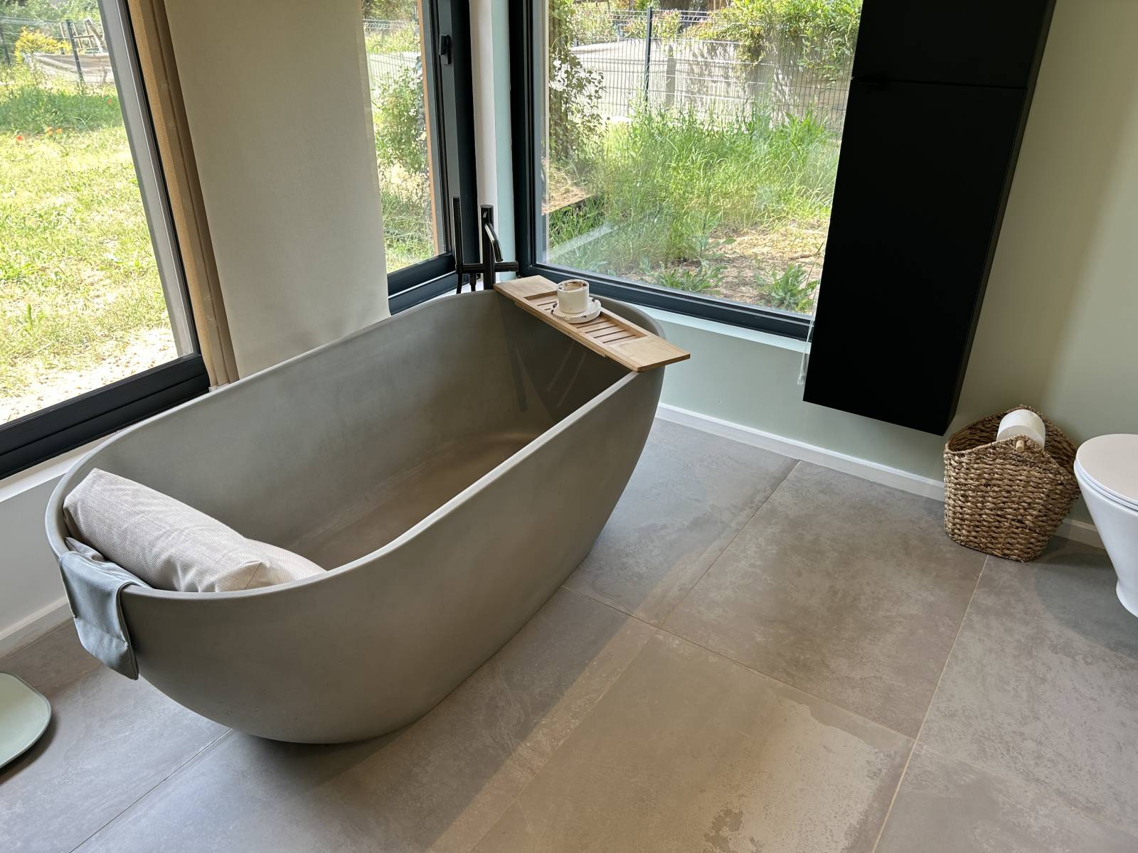 Zoom sur le carrelage TUBE 12G RM GRIS dans une salle de bain épurée, révélant la texture mate et les nuances subtiles de ce grès cérame design.