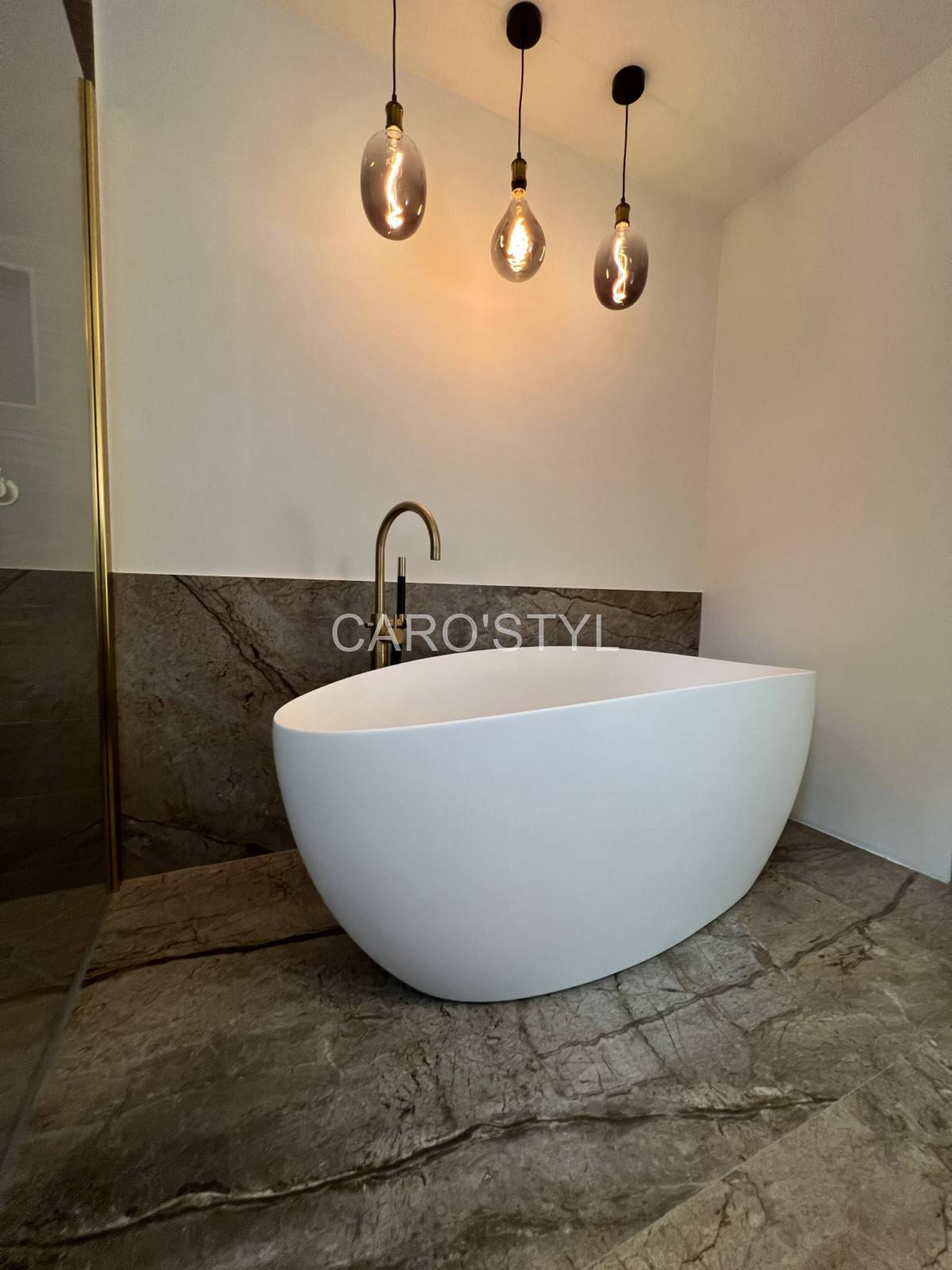 Grandes plaques marbrées en grès cérame pour salle de bain dans le 83