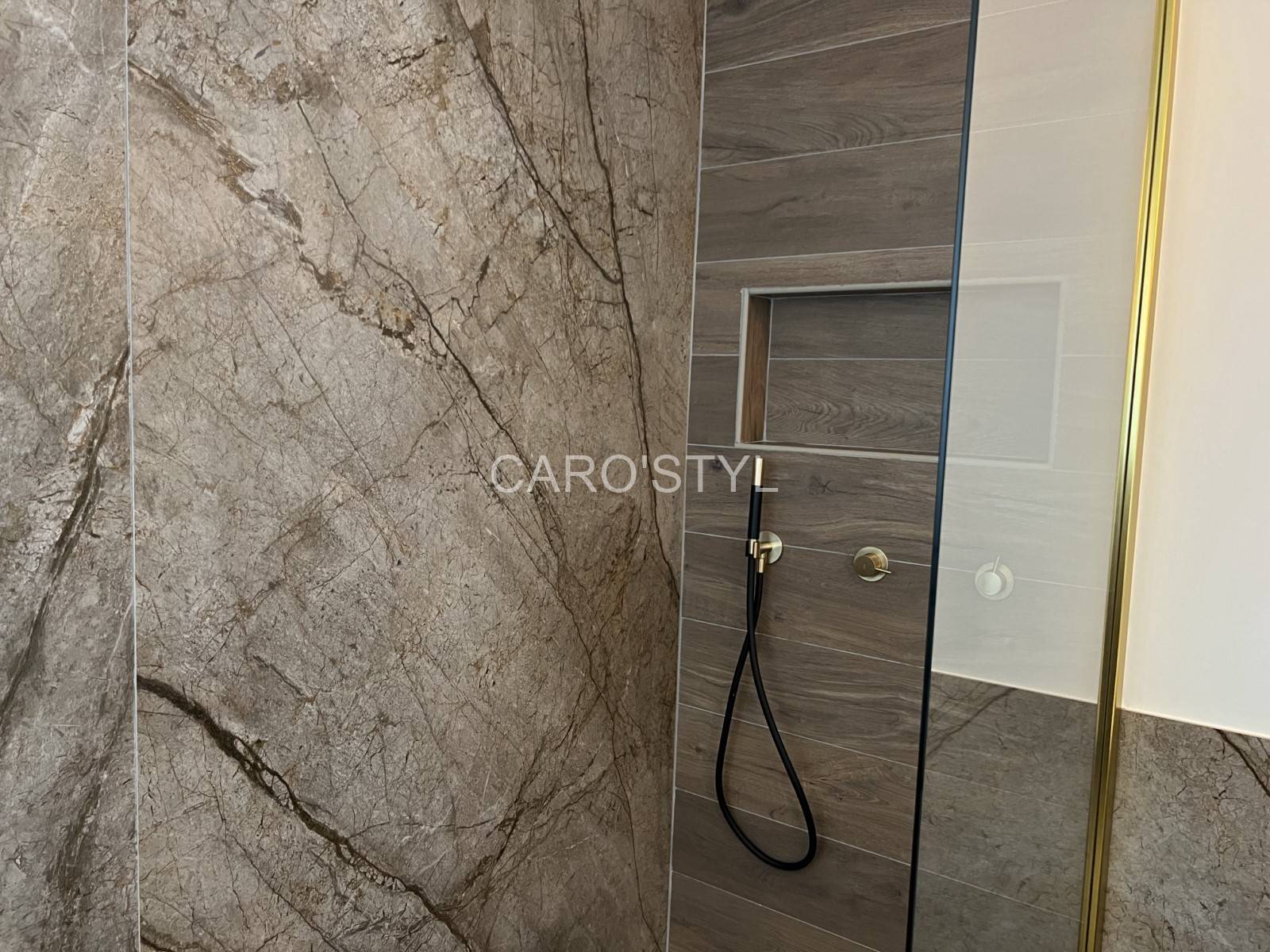 Carreaux de grande dimension en grès cérame marbré pour une salle de bain dans le 83