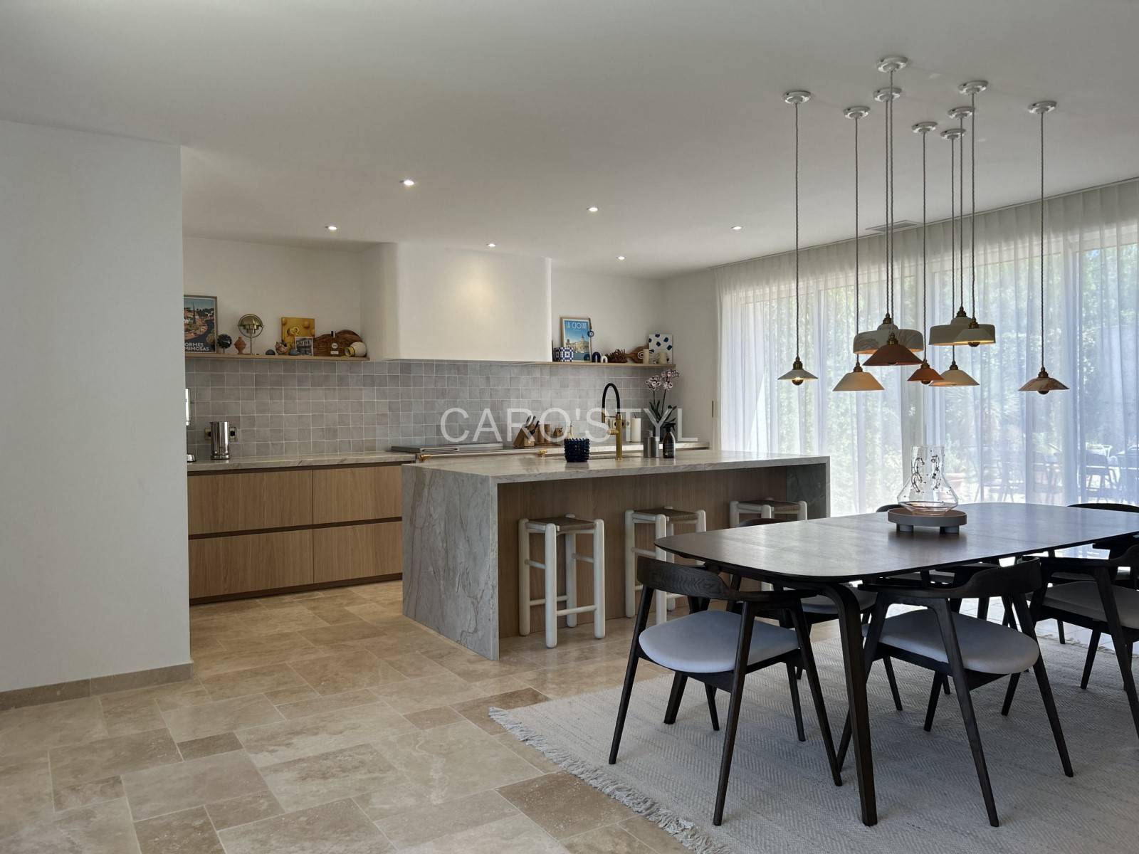 Intérieur à Brignoles, travertin pierre naturelle beige clair, finition vieillie main, idéal pour un salon chaleureux avec style et durabilité.