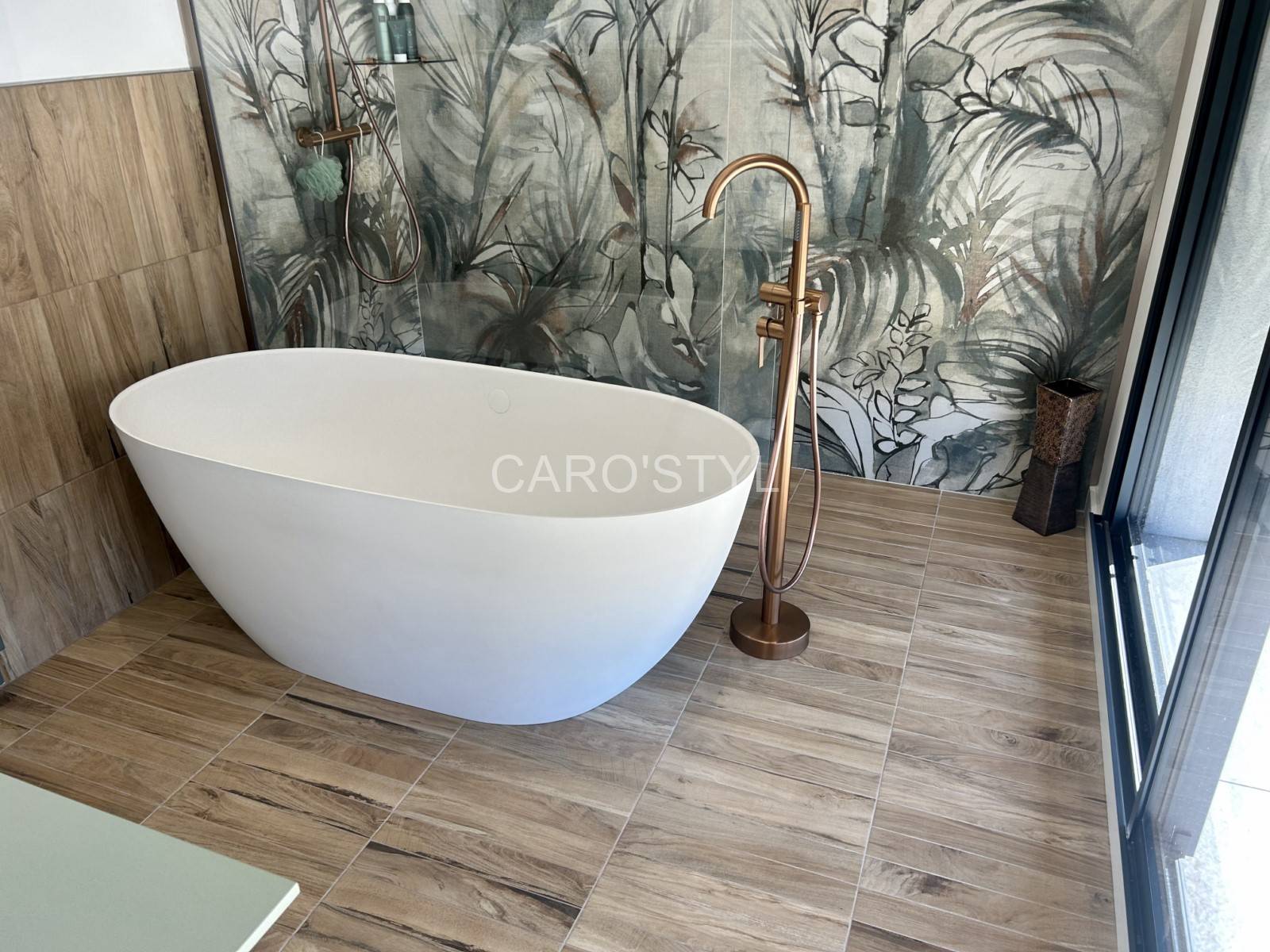 Décor floral dans une salle de bain pour un espace de détente à Nice 