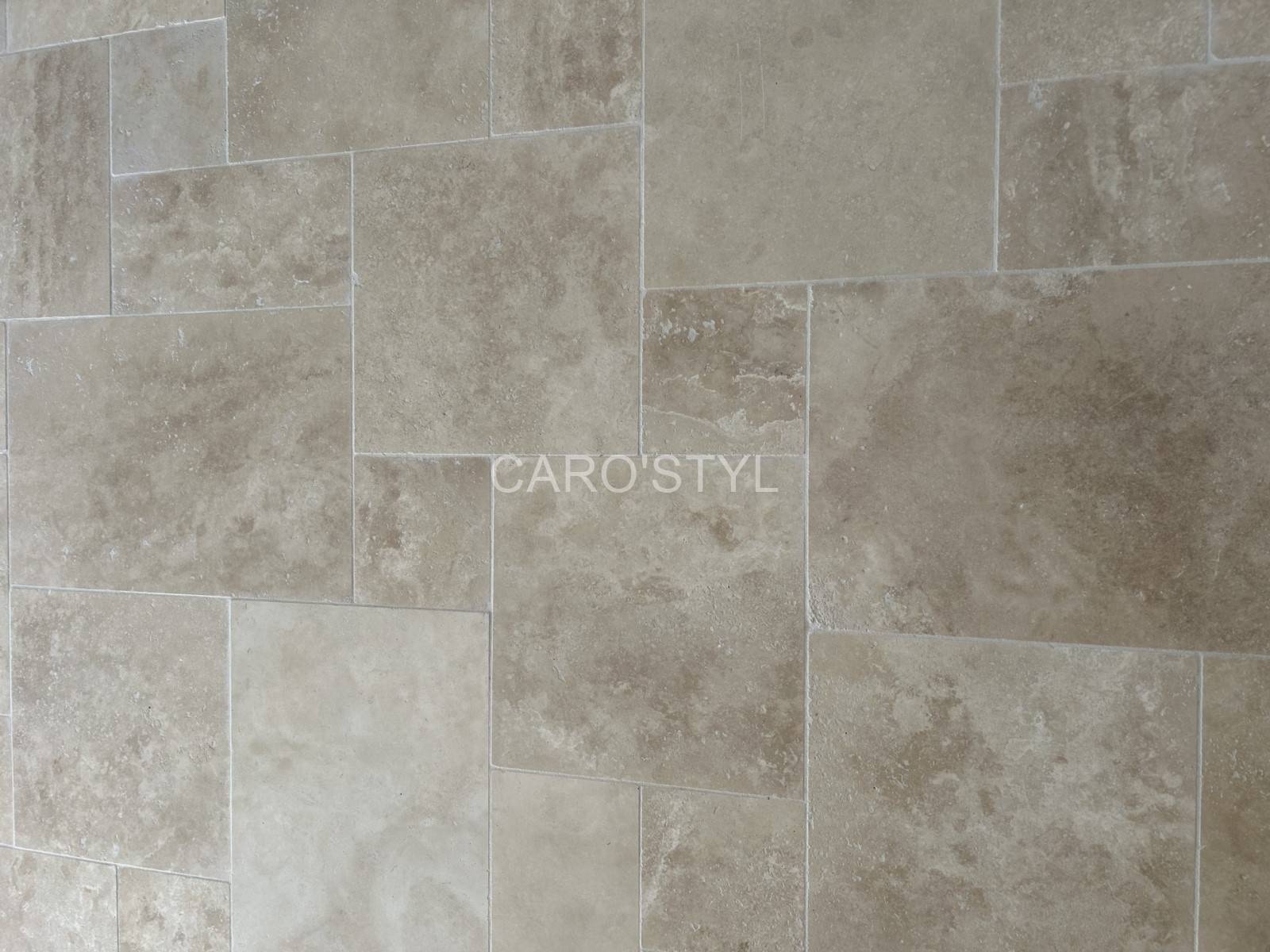 Revêtement de sol à La Seyne-sur-Mer en travertin naturel opus 4, formats variés (40x60, 40x40, 20x40, 20x20), teinte beige homogène sans taches foncées.