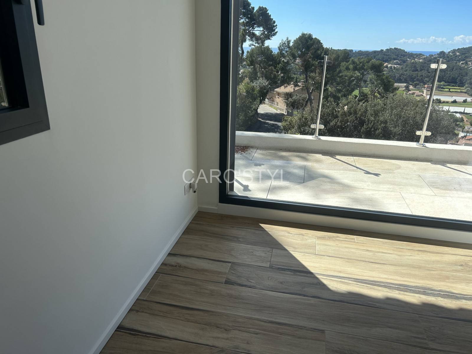 Chambre dotée d'un revêtement de sol en grès cérame facile d'entretien dans le 83 