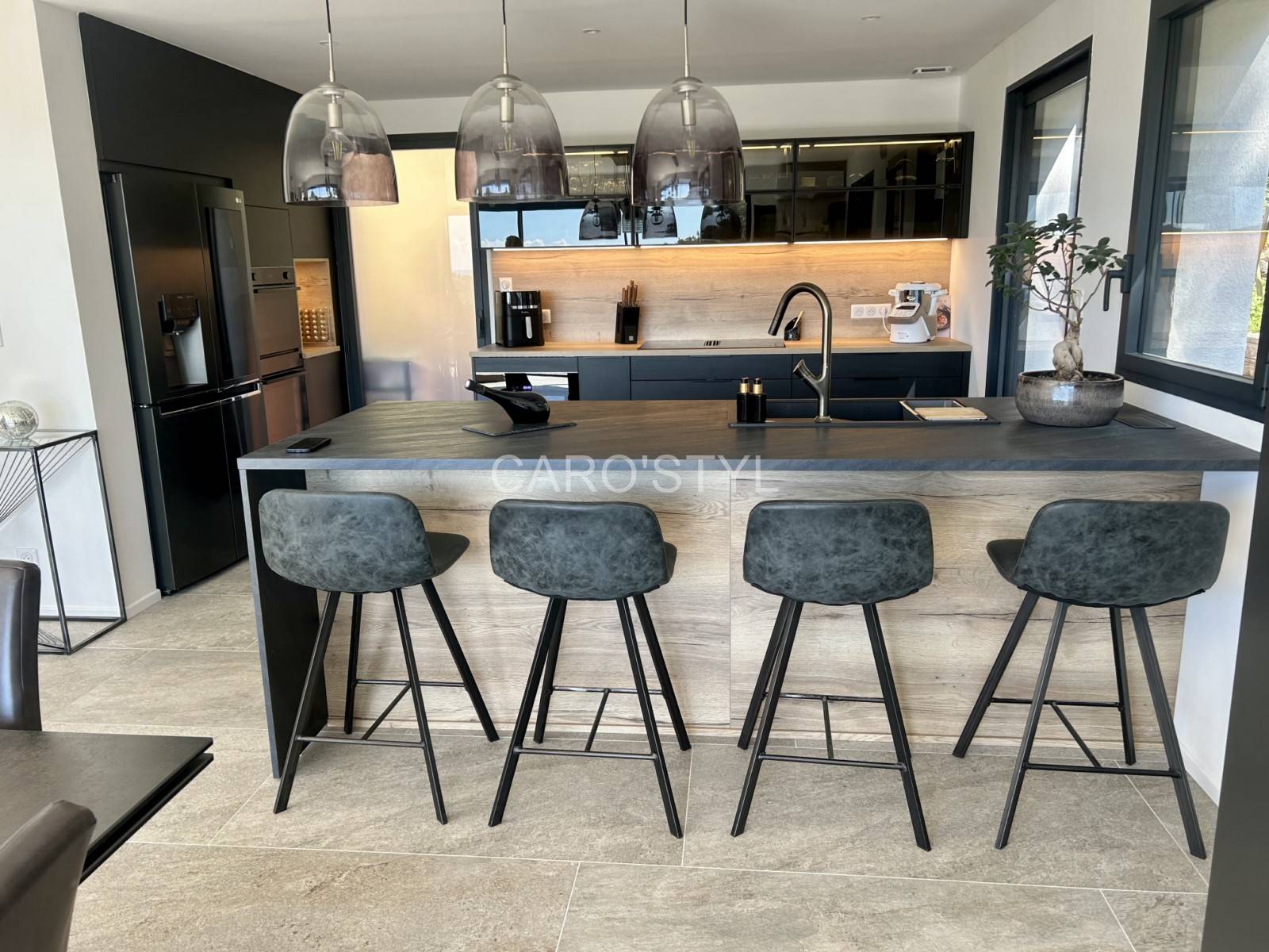 Cuisine dotée d'un revêtement inspiré de la pierre de Luzerne à Nice 