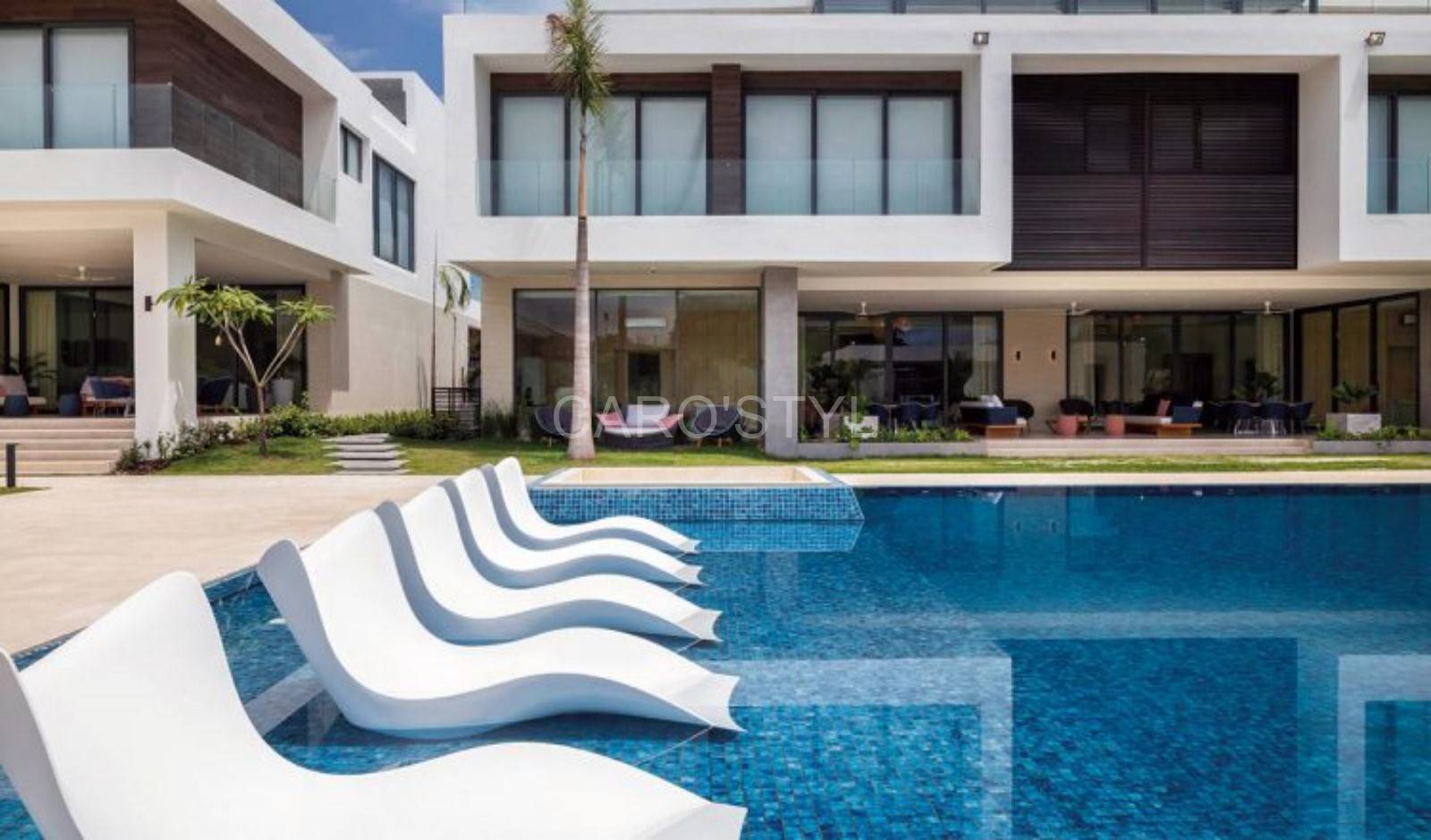 Je veux une piscine à la coumeur de l'eau bleue près de Toulon