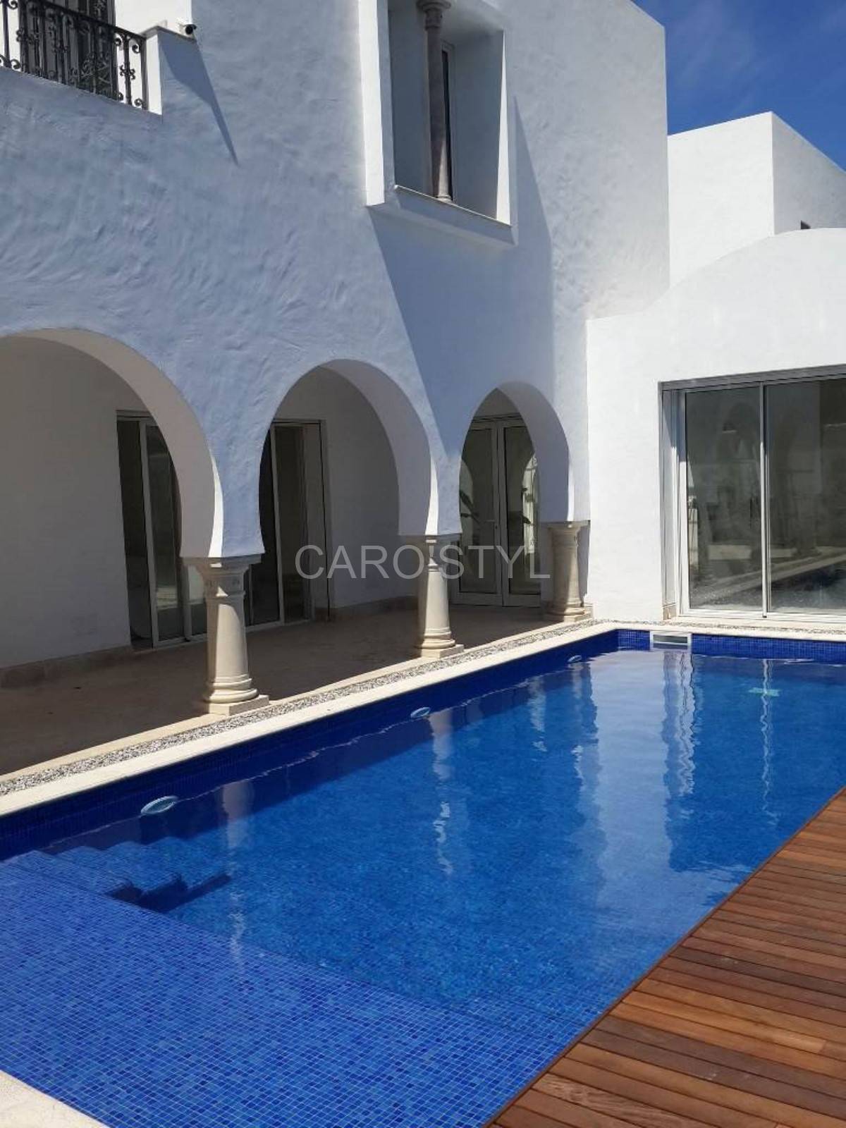 Piscine en mosaïque bleu nuit au Lavandou