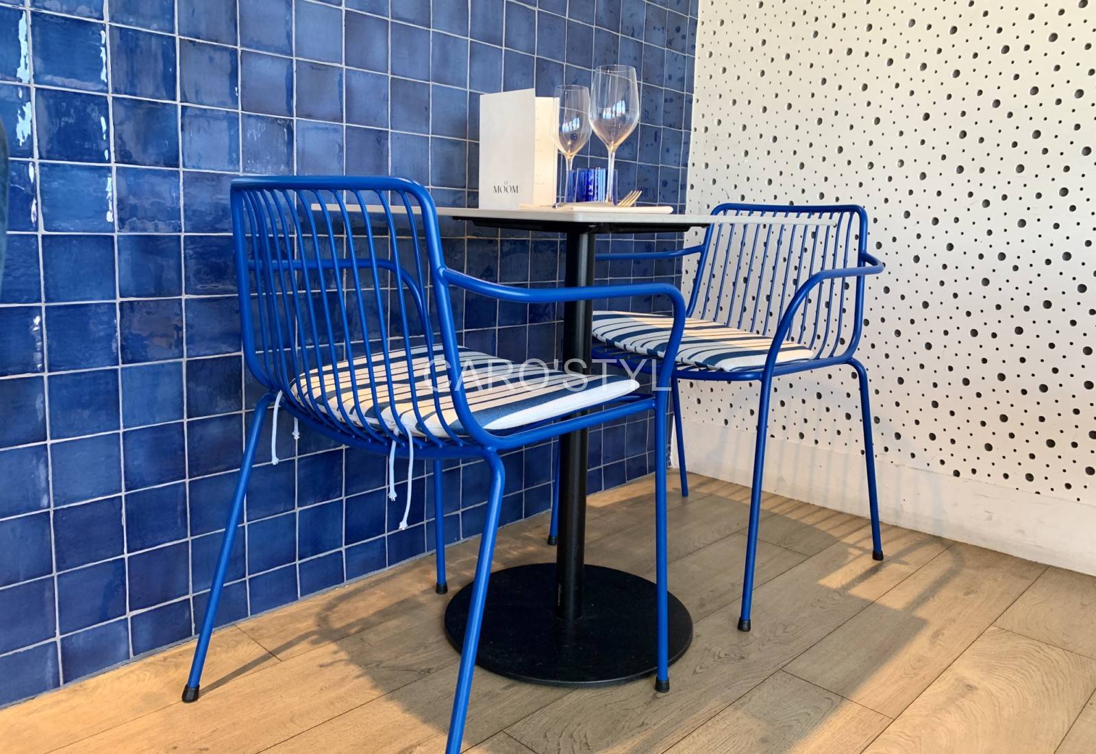 Carrelage en zelliges bleu indigo pour intérieur au restaurant Le Moom