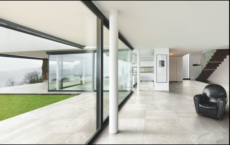 Ambiance épurée avec un carrelage intérieur et extérieur, blanc ivoire texturé, près de Saint-Raphaël 83700 Var