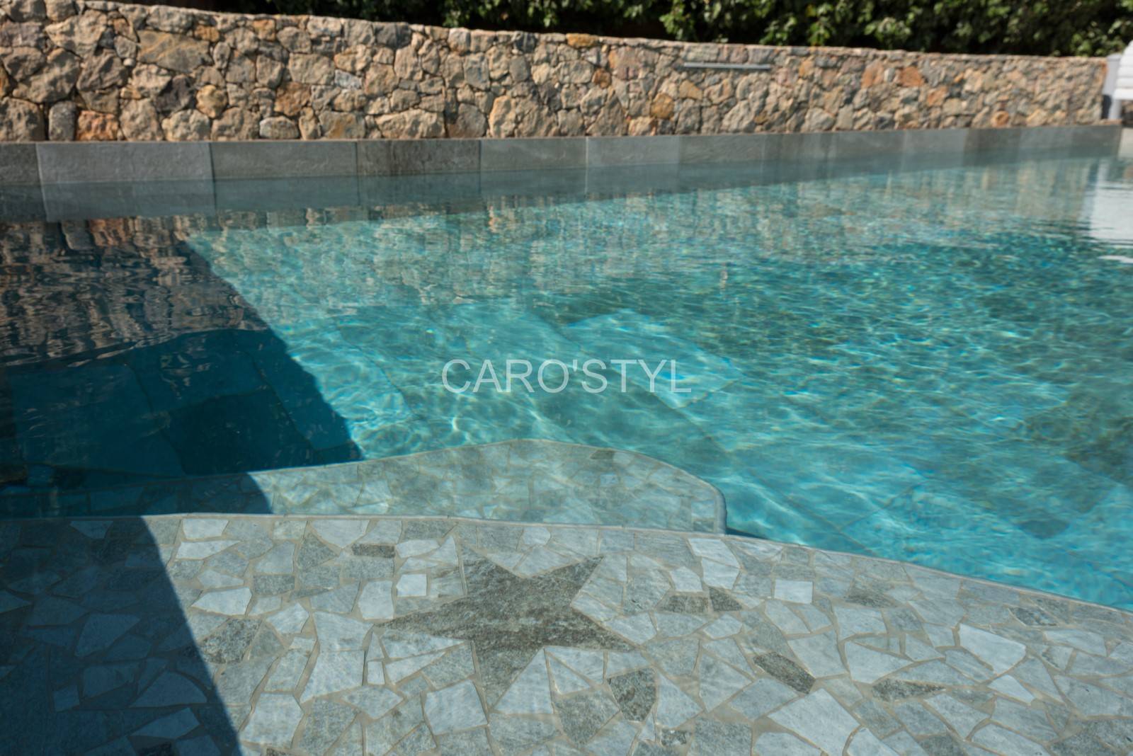 Piscine en carrelage bali grey®, près de St Tropez