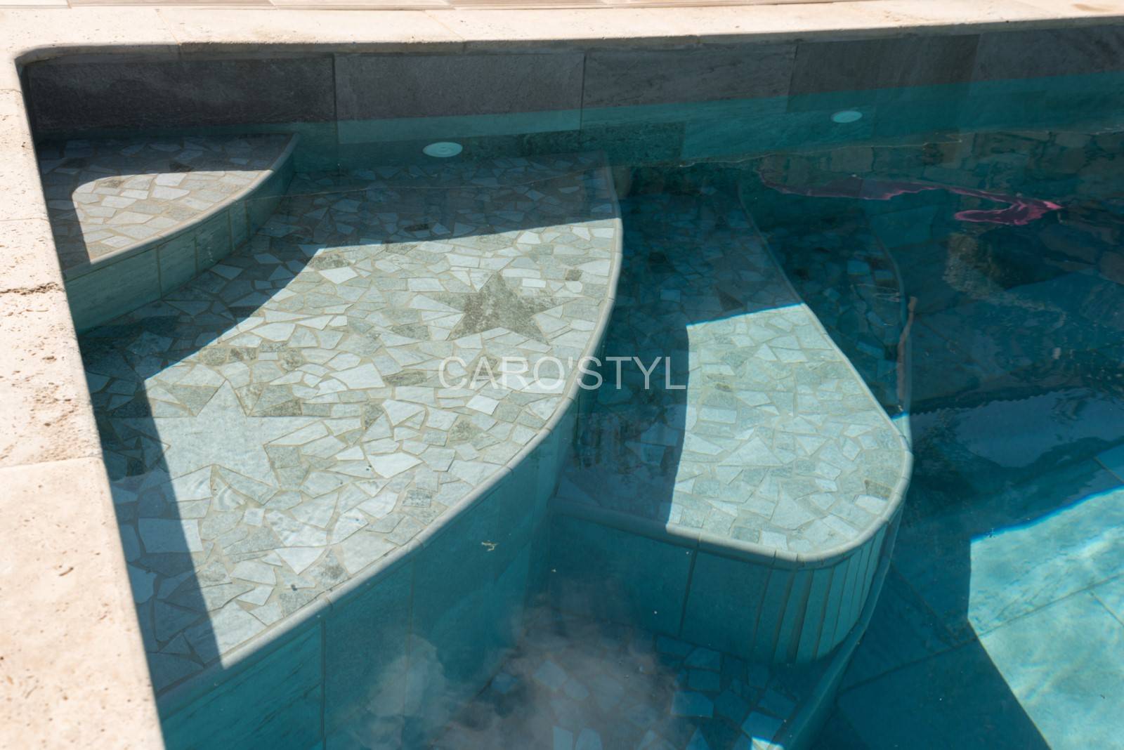 Escalier de piscine en carrelage Bali Grey®, près de Grimaud 83 Var