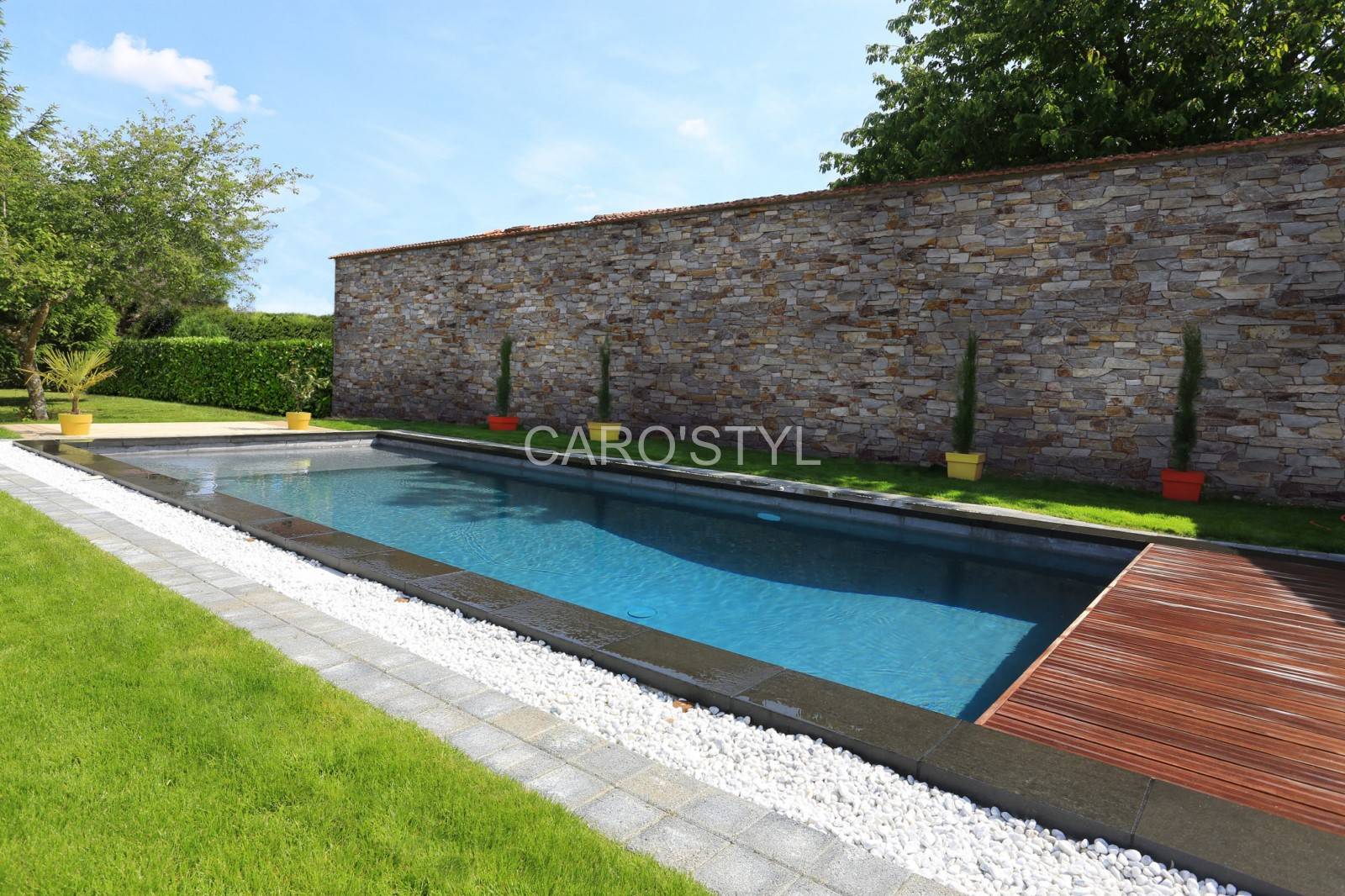 Où trouver des margelles en pierre noire pour piscine moderne, vers La Londe les Maures 83 Var