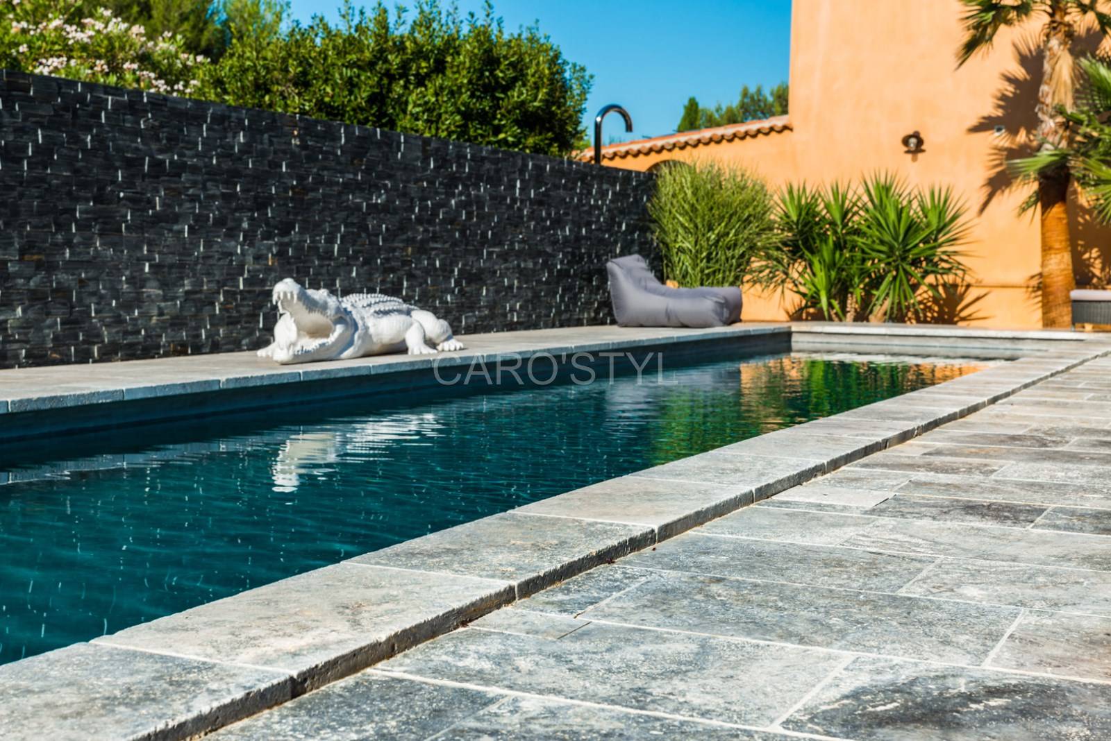 Margelle de piscine en travertin gris, près de Hyères 83400 Var