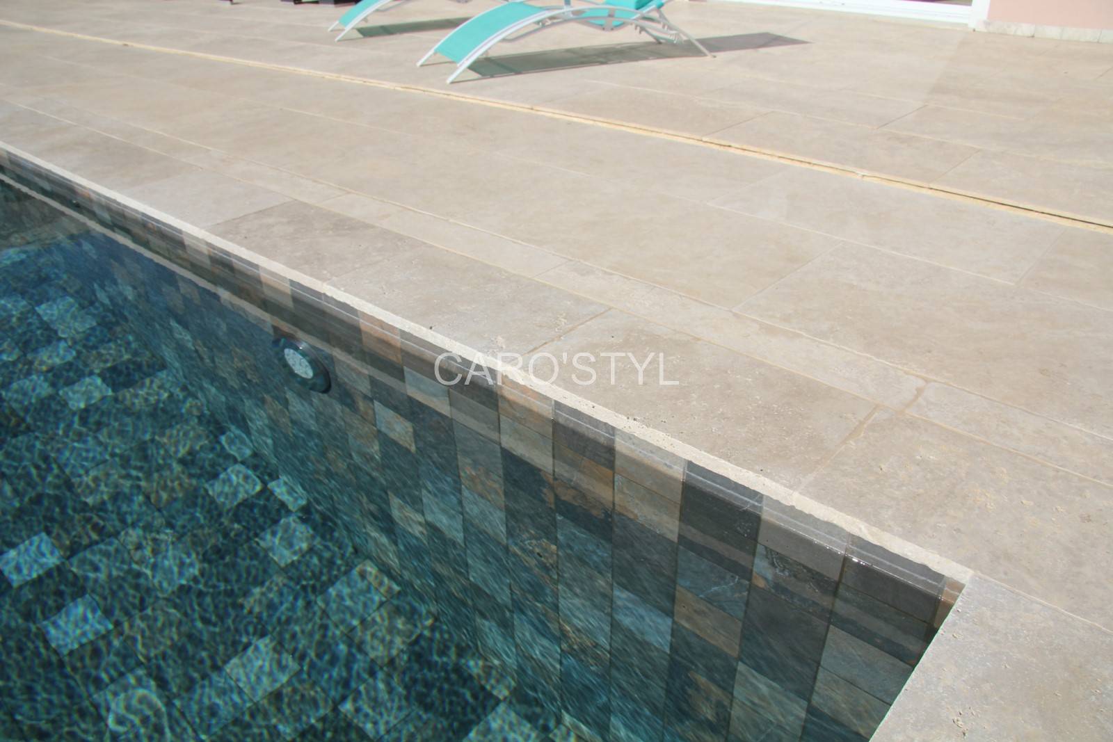 Poser des margelles en travertin beige, pourtour de piscine, vers la Londe les Maures 83 Var