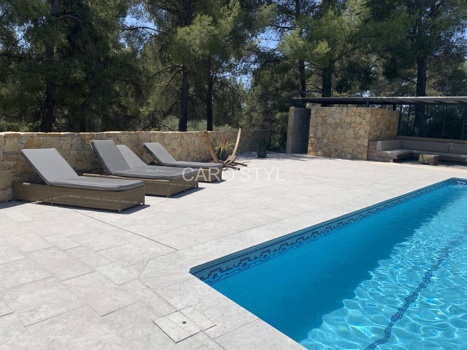 Plage de piscine en pierre de Barcelone grise, vers Grimaud 83 Var