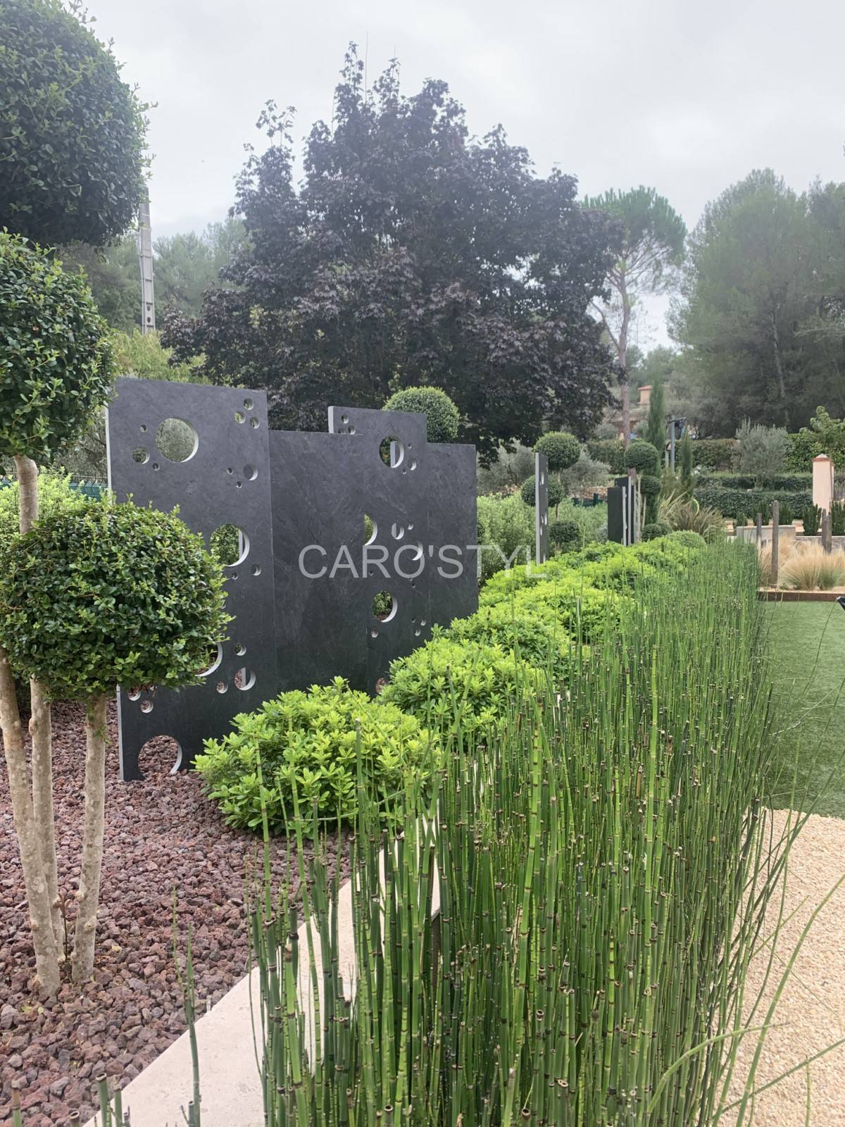 Brise-vue en ardoise noire, idée contemporaine pour jardin moderne, près de Carqueiranne 83 Var