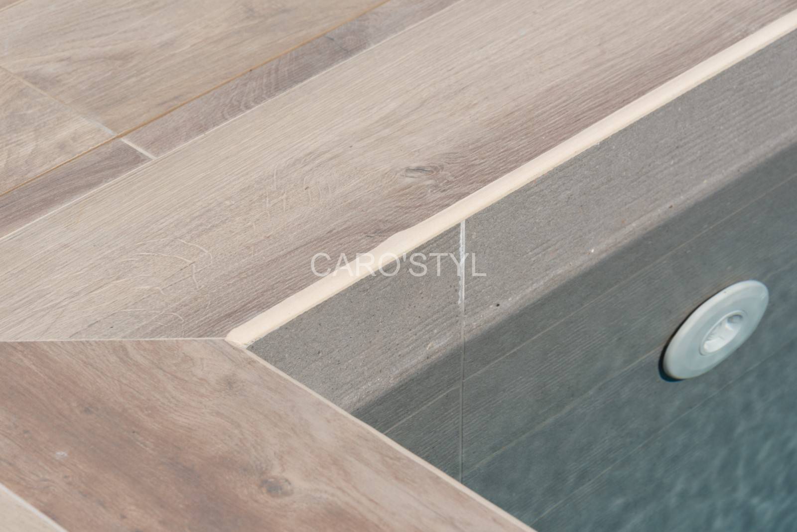 Margelle de piscine en carrelage imitation bois, vers Hyères 83 var