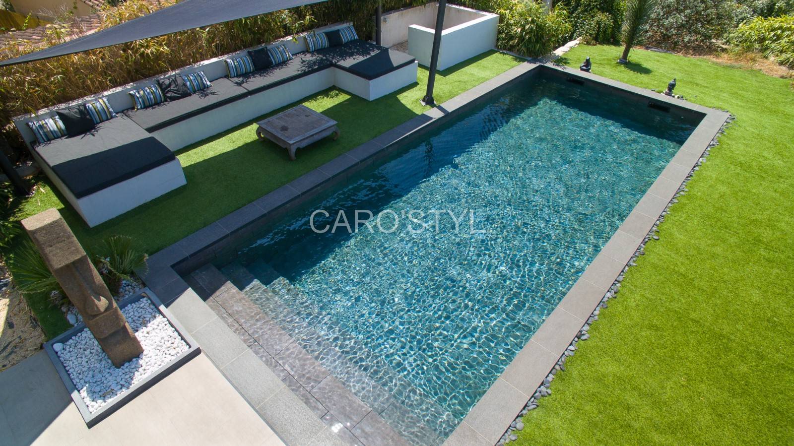 Un carrelage gris anthracite pour piscine contemporaine de toute beauté, près de Ollioules 83190 Var