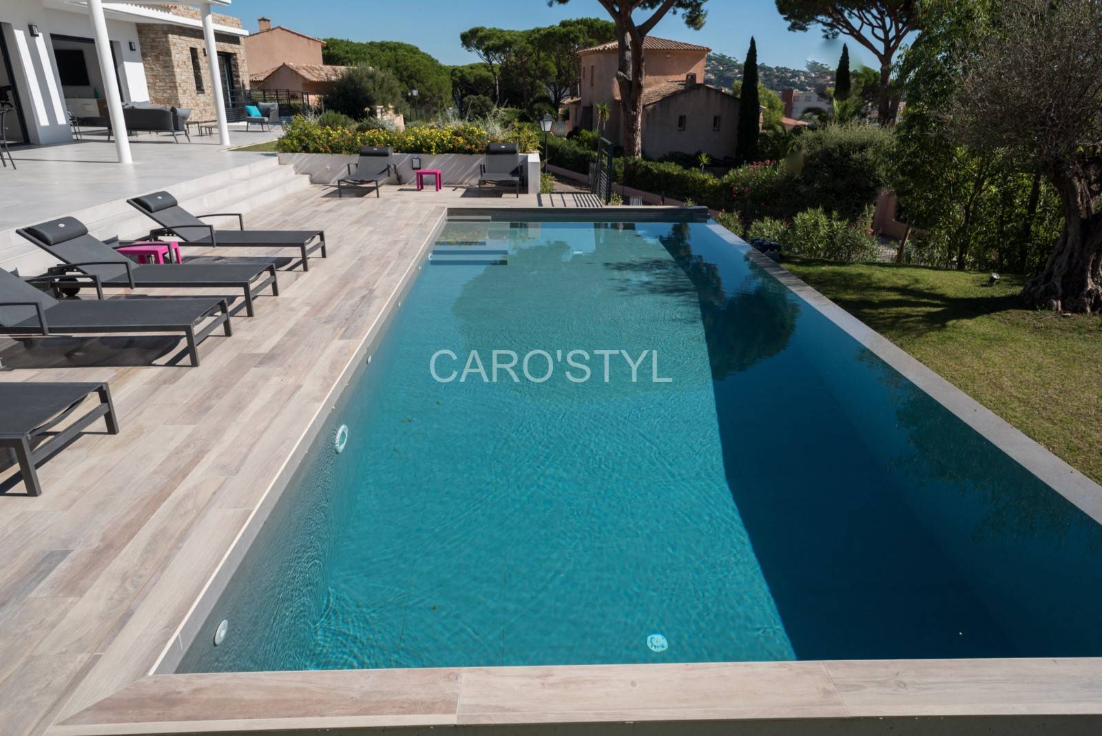 Terrasse tendance 2019 en carrelage antidéranpant effet bois, en paca