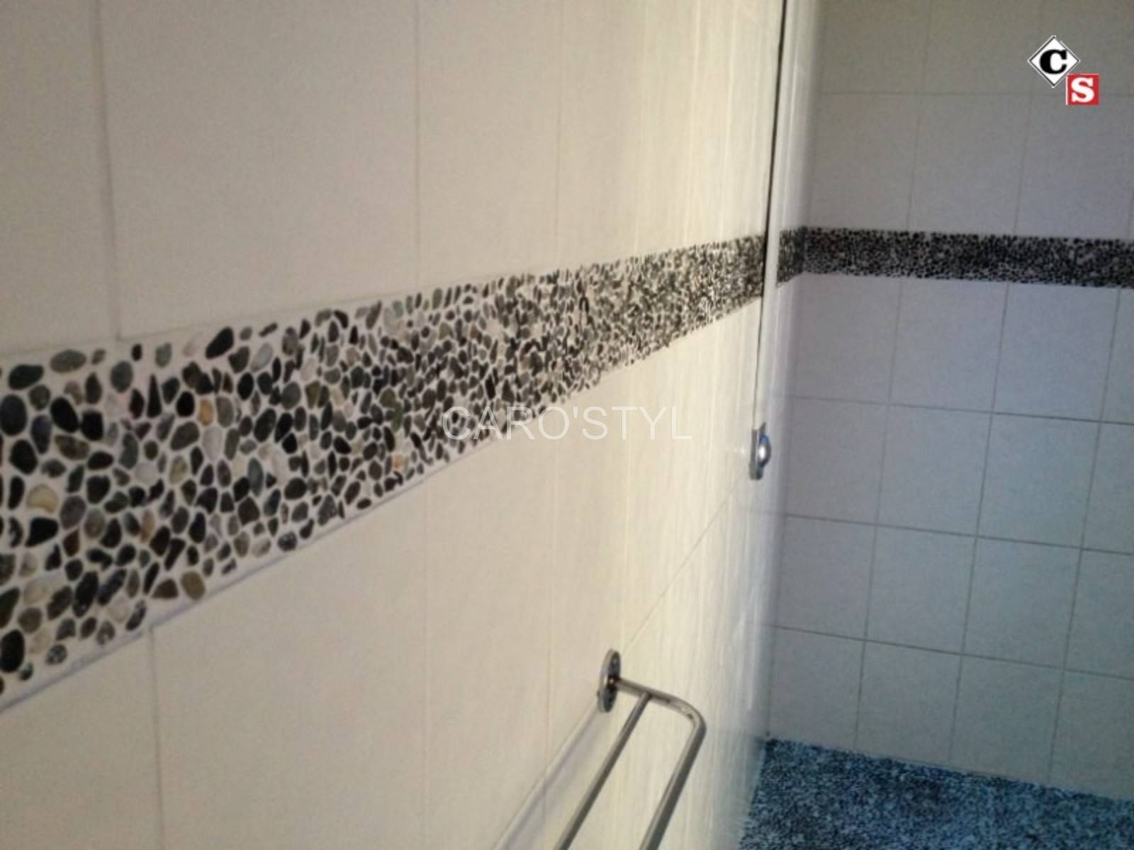 Frise en galets ronds de rivière, gris, près de Cuers 83 Var