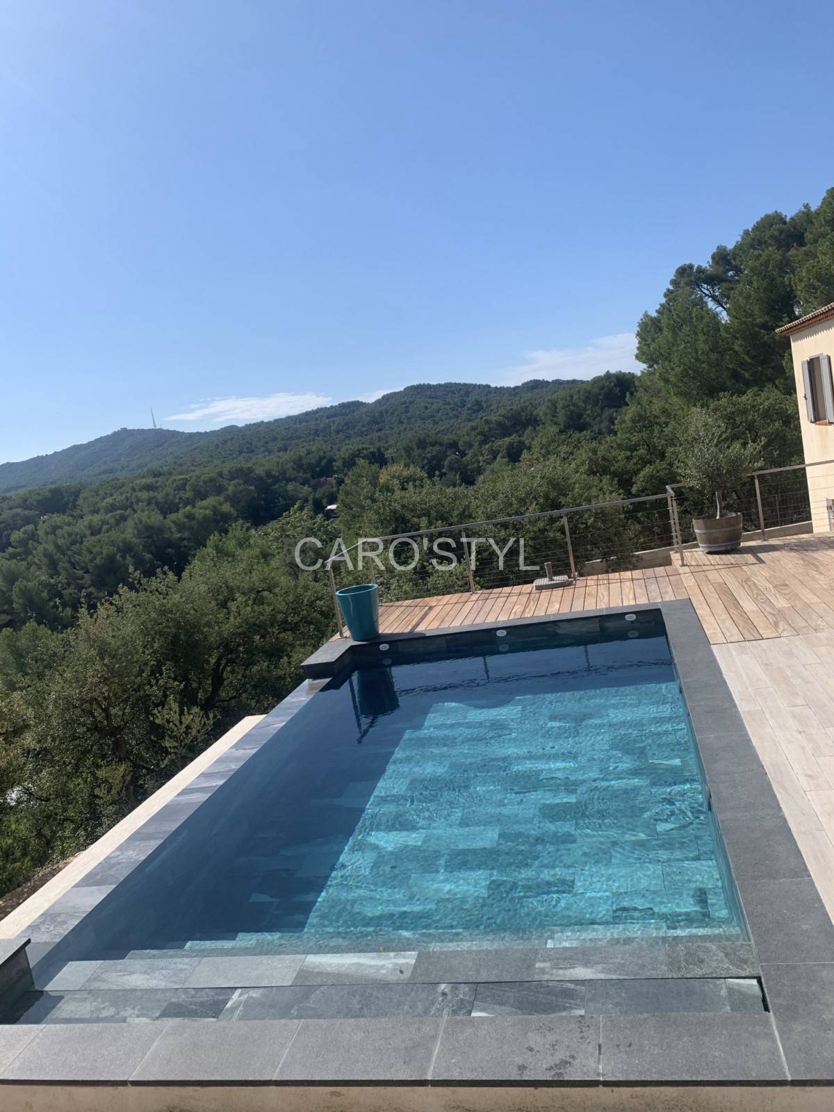 Un carrelage de piscine très contemporain, de quoi assortir sa piscine avec son habitat, vers Hyères 83400 Var