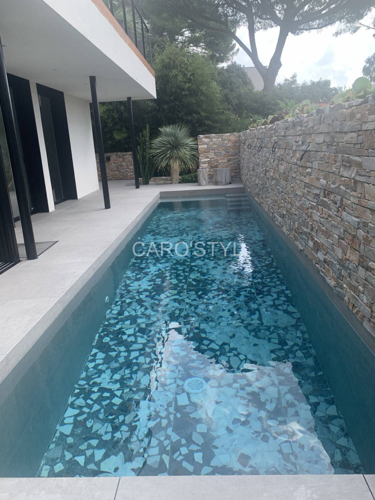 Carrelage contemporain pour une piscine à Hyères dans le Var