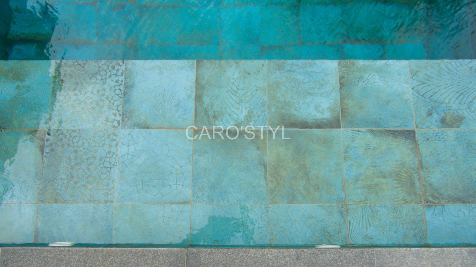 Carrelage petit format pour piscine avec décoration original St Maxime